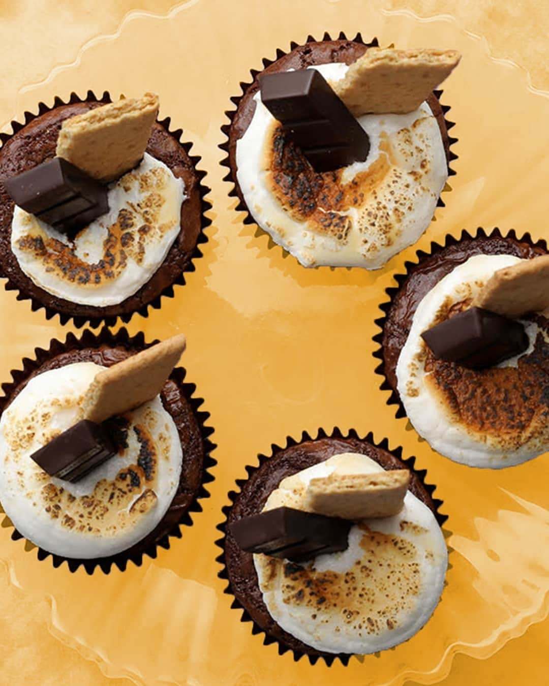 GODIVAのインスタグラム：「When you want s’mores, but you also want brownies…and cupcakes don’t sound too bad, either 😏 Enjoy three treats in one with our S’mores Brownie Cupcakes recipe – get it at the link in bio!」