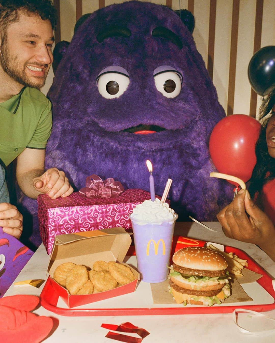 マクドナルドのインスタグラム：「me and my friendss celebrating with my bday meal and shake @ mcds ❤️」