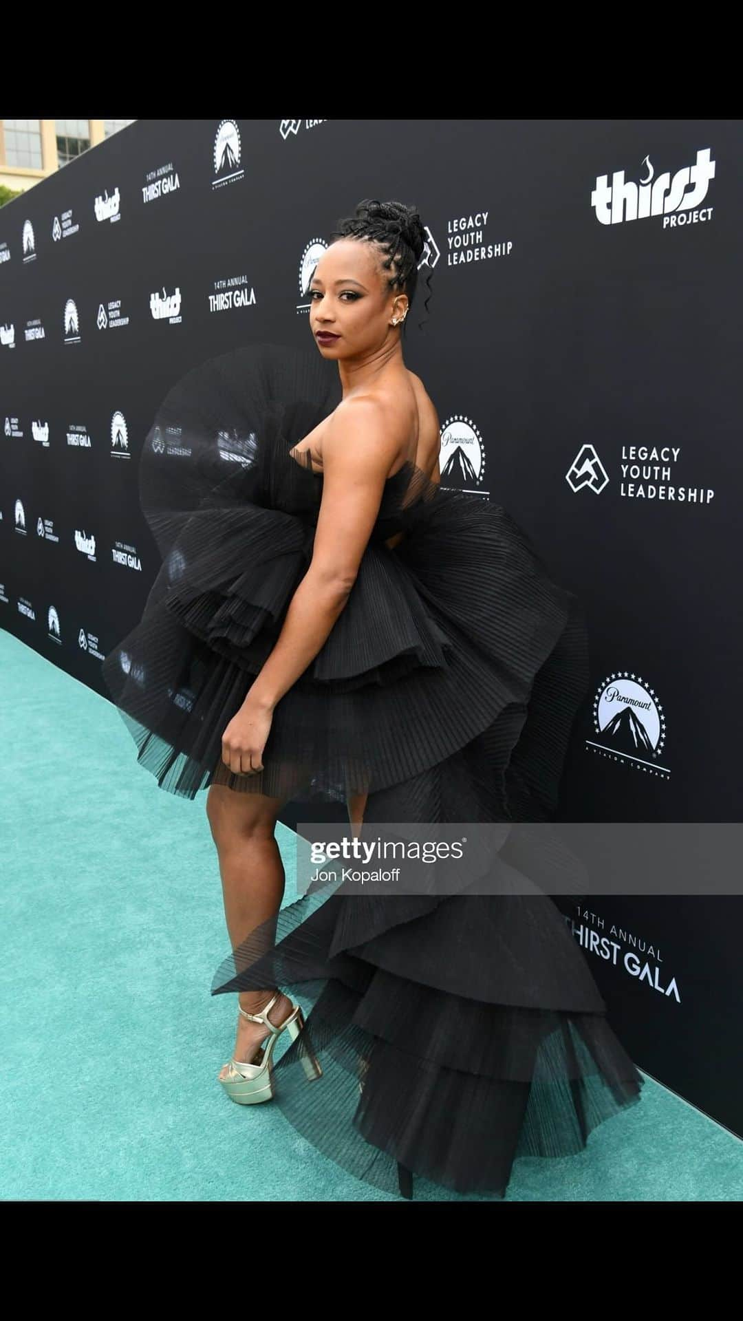 モニーク・コールマンのインスタグラム：「Because the dress deserves its own mo’ment 🖤🦢 #thirstgala   @styled.by.chloee」