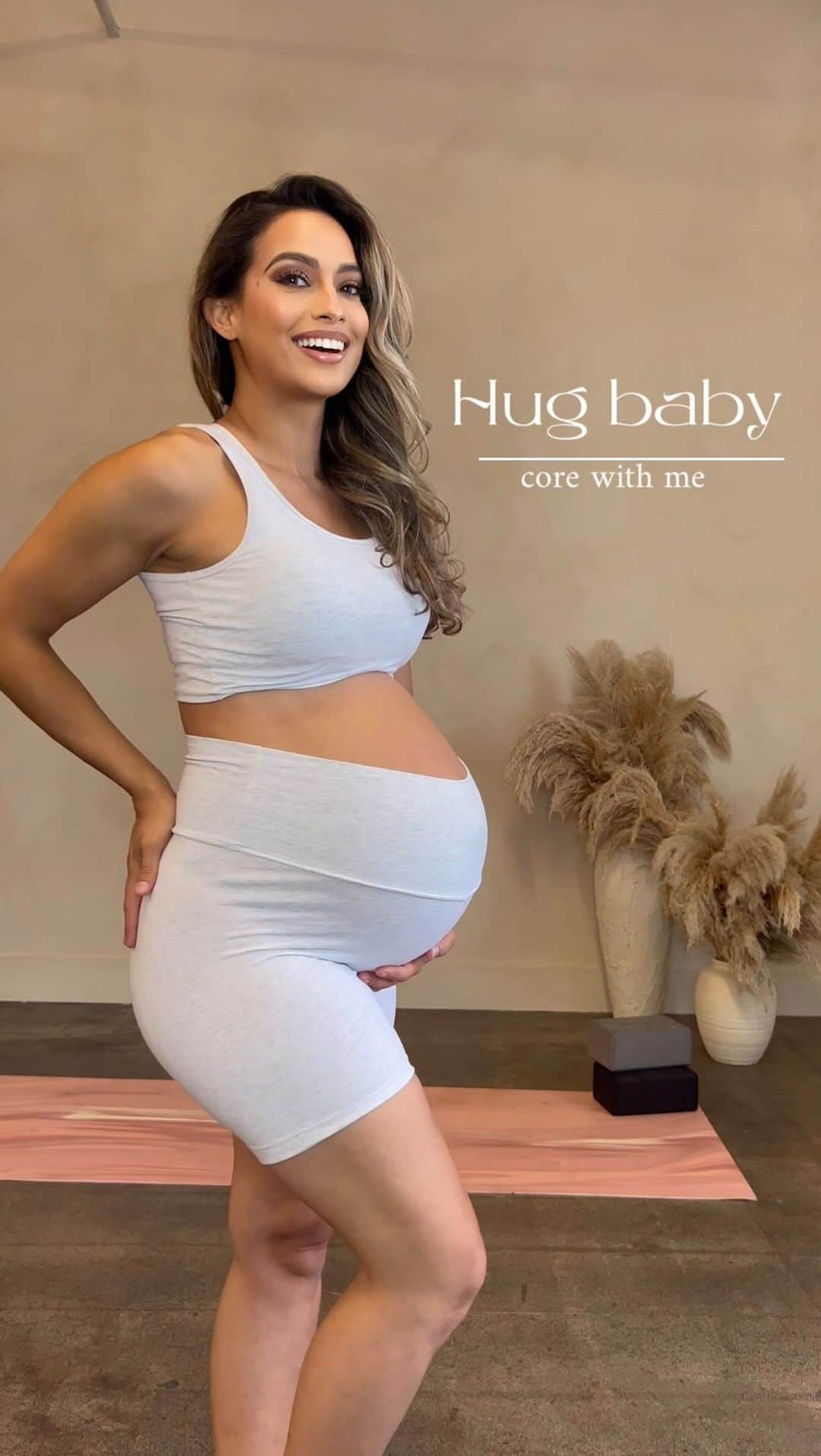 Sarah Mundoのインスタグラム：「Core during pregnancy…unlock the MOST important part of the process w/proper core breath and connection. Here’s why:  1. Become aware of your pelvic floor muscle connection to deepen your exercise which gets you stronger long lasting results, especially for speedy and healthy recovery  2. Stabilize spine preventing aches and pains   3.Helps tighten muscles around your uterus that stretch and weaken as baby grows.  Need help? DM for more info 🧘‍♀️  #fitmom #pregnancyworkout #pregnancysession」