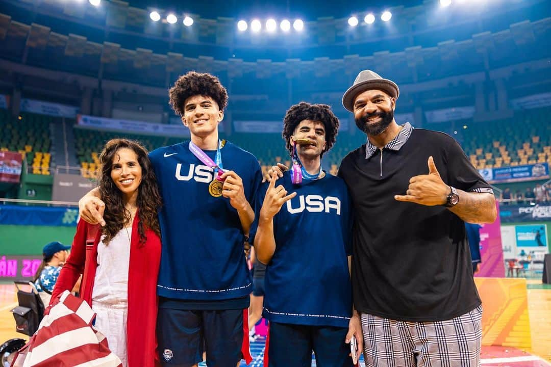 カルロス・ブーザーのインスタグラム：「Congrats On Bringing Home The 🥇.. There’s Nothing Like It.. Proud Of You Guys!!! Big Shout Out To All Your Teammates, Coaches, Staff & Parents For Making This Commitment!!! One For The History Books Fellas!!!!  @caydenboozer @cameron_boozer_12 @usabasketball @fiba!!! 📷: @mkswrld_  Fiba 16U Americas Champions 🥇」