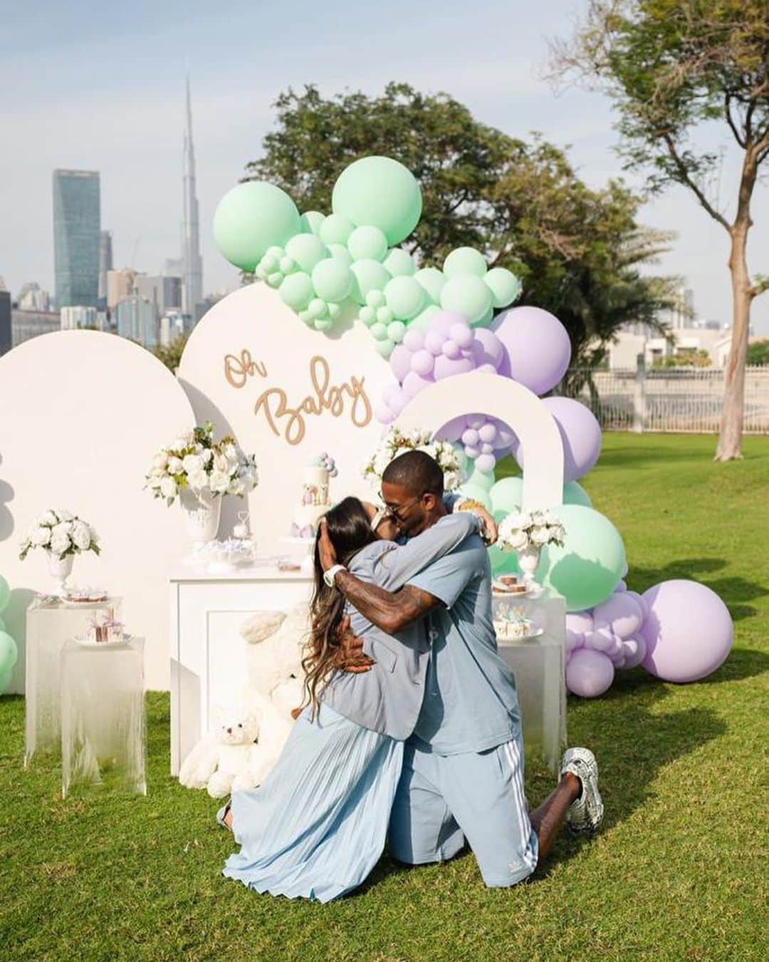 ダンクレーのインスタグラム：「“O amor é paciente e bondoso. O amor não arde em ciúmes, não se envaidece, não é orgulhoso, não se conduz de forma inconveniente, não busca os seus interesses, não se irrita, não se ressente do mal. O amor não se alegra com a injustiça, mas se alegra com a verdade. O amor tudo sofre, tudo crê, tudo espera, tudo suporta. O amor jamais acaba. 1Coríntios‬ ‭13‬:‭4‬-‭8‬ ‭NAA‬‬  Minha Eterna Namorada Te Amo!!! 🤵🏿‍♂️❤️👰🏽‍♀️ ‭‭」