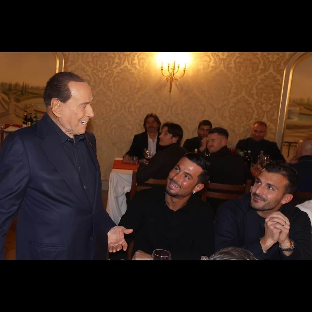 ジュリオ・ドナーティのインスタグラム：「Ho sempre ammirato il suo carisma, la sua determinazione e passione con la quale ha raggiunto ogni obiettivo si era prefissato, governato il nostro paese ed essere stato ambasciatore delle libertà. Un onore aver fatto parte di questo suo ultimo progetto, buon viaggio Presidente. Arrivederci.」