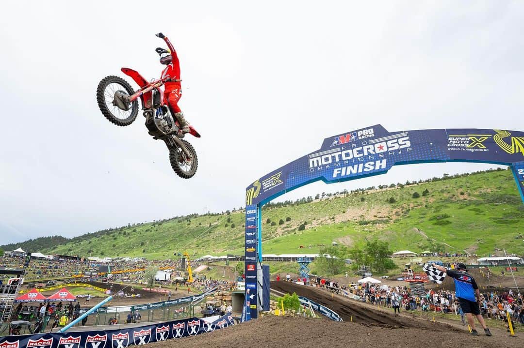 Honda Powersports USさんのインスタグラム写真 - (Honda Powersports USInstagram)「It was a record-setting day for Team Honda HRC at Colorado’s Thunder Valley National, as @jettson18 continued a thus-far flawless beginning to his 450 career with a third-straight 1-1 result, bettering the four-moto debut mark set by Jeff Ward when he was a premier-class rookie in 1985. In the 250 division, @hunterlawrence took his third consecutive overall win with an impressive 2-1 moto tally, even better than his showings at the two California events.  @chancehymas_ shrugged off a nasty, multi-rider crash at the start of moto 1, and then turned in the best performance of his young professional career, notching his first podium moto finish and his first top-five overall finish. 💪 Congrats to the Red Riders on an incredible weekend! #RideRed @hondaracingcorporation」6月13日 3時30分 - honda_powersports_us