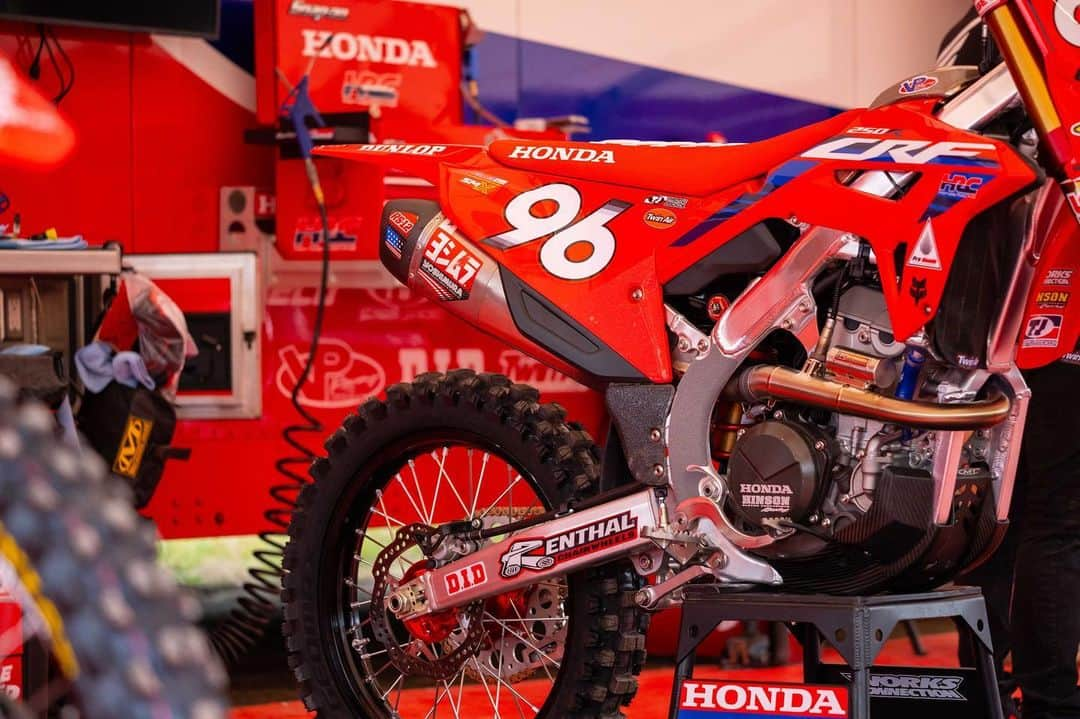 Honda Powersports USさんのインスタグラム写真 - (Honda Powersports USInstagram)「It was a record-setting day for Team Honda HRC at Colorado’s Thunder Valley National, as @jettson18 continued a thus-far flawless beginning to his 450 career with a third-straight 1-1 result, bettering the four-moto debut mark set by Jeff Ward when he was a premier-class rookie in 1985. In the 250 division, @hunterlawrence took his third consecutive overall win with an impressive 2-1 moto tally, even better than his showings at the two California events.  @chancehymas_ shrugged off a nasty, multi-rider crash at the start of moto 1, and then turned in the best performance of his young professional career, notching his first podium moto finish and his first top-five overall finish. 💪 Congrats to the Red Riders on an incredible weekend! #RideRed @hondaracingcorporation」6月13日 3時30分 - honda_powersports_us