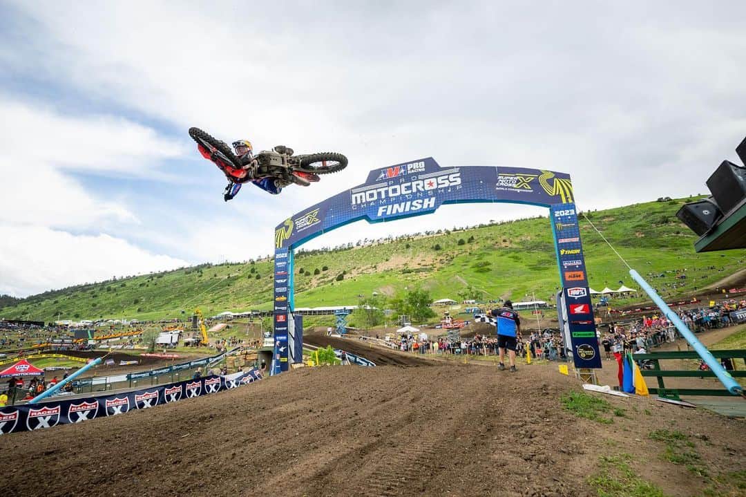 Honda Powersports USさんのインスタグラム写真 - (Honda Powersports USInstagram)「It was a record-setting day for Team Honda HRC at Colorado’s Thunder Valley National, as @jettson18 continued a thus-far flawless beginning to his 450 career with a third-straight 1-1 result, bettering the four-moto debut mark set by Jeff Ward when he was a premier-class rookie in 1985. In the 250 division, @hunterlawrence took his third consecutive overall win with an impressive 2-1 moto tally, even better than his showings at the two California events.  @chancehymas_ shrugged off a nasty, multi-rider crash at the start of moto 1, and then turned in the best performance of his young professional career, notching his first podium moto finish and his first top-five overall finish. 💪 Congrats to the Red Riders on an incredible weekend! #RideRed @hondaracingcorporation」6月13日 3時30分 - honda_powersports_us