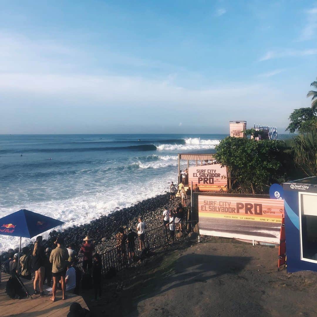 カリッサ・ムーアのインスタグラム：「Nothing beats surfing fun waves with only one other person out. Stoked to advance into finals day 🥰💛 pics/ @wsl」