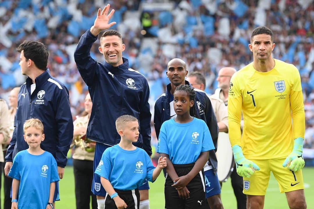 ガリー・ケーヒルのインスタグラム：「Great time last night and amazing to play in such a fun atmosphere! So many new friends and memories made over the last few days.  Thanks everyone for your support and the money raised so far is incredible and will do so much for @unicef 👏  Thanks @socceraid for having me! 💙  #socceraid #unicef」