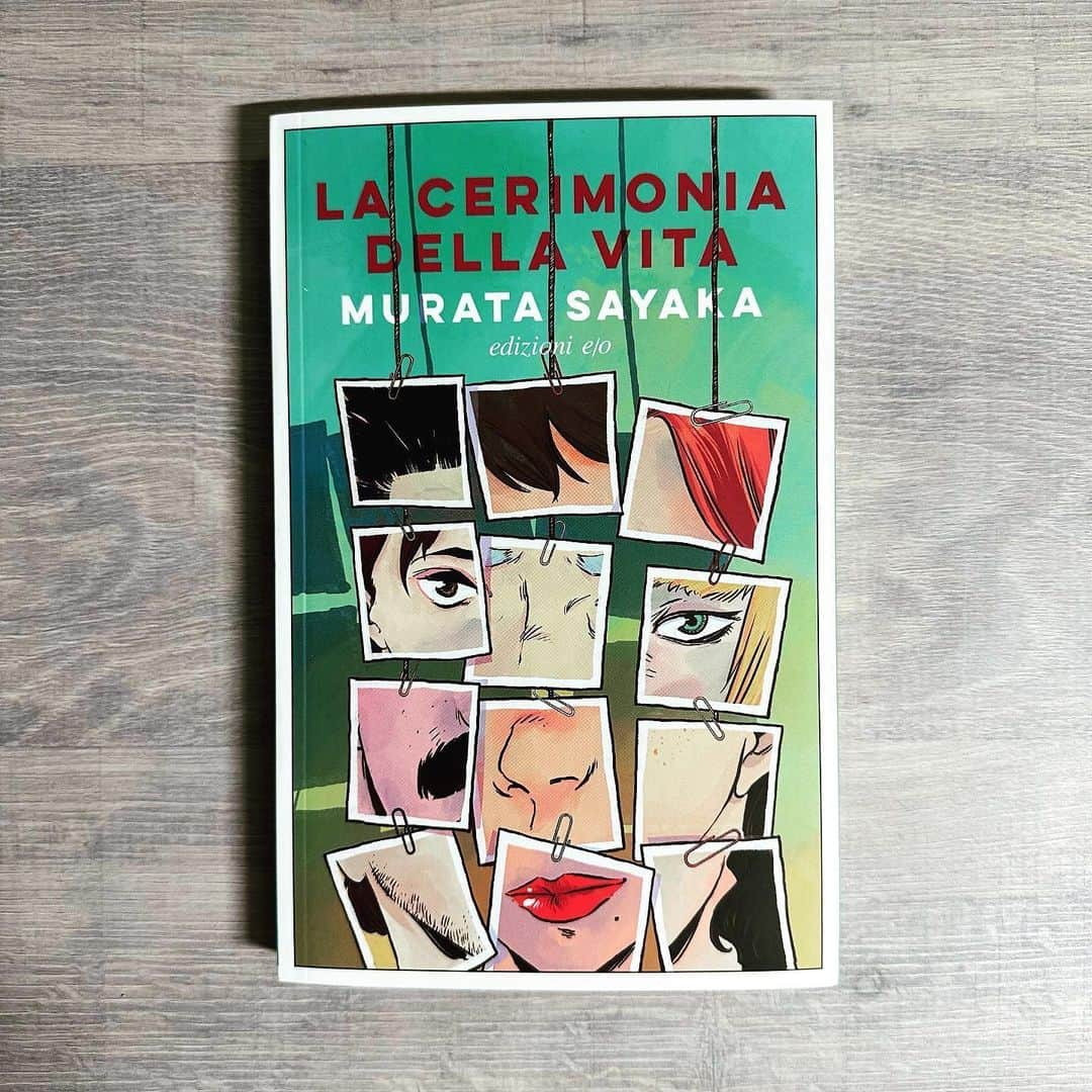 村田沙耶香のインスタグラム：「Here is the Italian version of "La cerimonia della vita" (『生命式』). I am so thrilled to see and touch this beautiful and lovely book in Japan. Thank you Edizioni e/o @edizioni_eo from the bottom of my heart. ⁡ ⁡ Edizioni e/o has published three of my books. I am very happy. Thank you so much to the translator Gianluca Coci for the wonderful translations. ⁡ I am really looking forward to visiting Italy one day. ⁡ ⁡ ⁡  これはイタリア版の『生命式』です。 私は日本でこの美しい本を見て、そっと大切に触れて、とても感激しています。Edizioni e/o @edizioni_eoさん、心よりお礼を申し上げます…！  Edizioni e/o @edizioni_eo さんで３冊目の本になりました。本を並べて、幸福に浸っています。 Gianluca Coci さん、素晴らしい翻訳を本当にありがとうございます…！  いつかイタリアに行き、この本が本屋さんにあるのを見ることができることを夢見ています。」