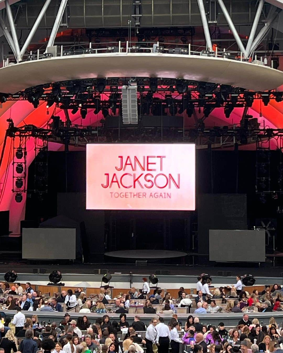 マンディー・ジルーさんのインスタグラム写真 - (マンディー・ジルーInstagram)「Dreams do come true 🥹🥰 Seeing my queen @janetjackson’s #TogetherAgainTour at the Hollywood Bowl was pure magic! ✨✨✨」6月13日 3時53分 - mandyjiroux