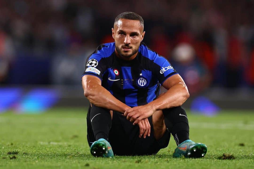 ダニーロ・ダンブロージオのインスタグラム：「Non abbiamo vinto …..ma sono certo che ti abbiamo resa orgogliosa , @inter !  Ringrazio questa magnifica squadra composta da giovani che si sono dimostrati sempre disponibili ad ascoltare e meno giovani che non hanno mai avuto la necessità di primeggiare. Il tutto per un obiettivo comune : VINCERE !!!  Ringrazio i tifosi che ci hanno seguito con il loro calore fino ad Istanbul e a quelli che erano a San siro che ci hanno applaudito dopo la sconfitta! Le vittorie ci hanno fatto esplodere il cuore di gioia ma la sconfitta ,anche se dura da digerire,  ci lascia quella voglia di riprovarci ancora !!! Forza inter ,sempre 🖤💙」
