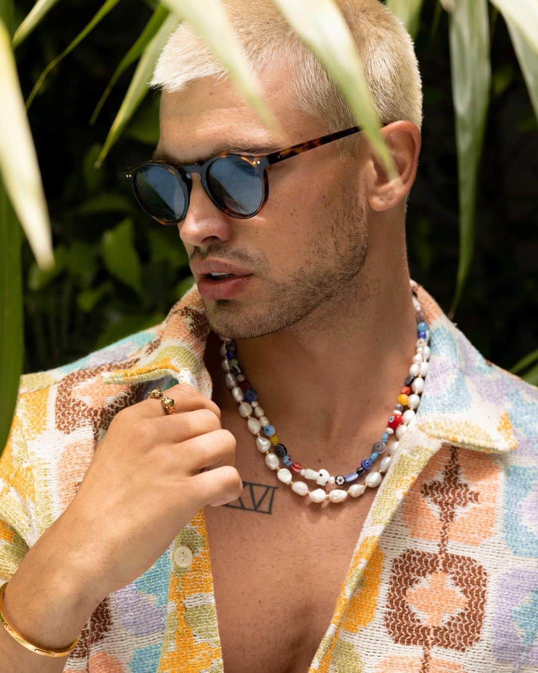 ナイアラヤのインスタグラム：「Elevate your style this summer by shopping our latest collection of Nialaya sunglasses. Sleek, chic, and pairs perfectly with any and every look.  But wait, there’s more! Don’t forget to shop our summer sale! Discover stunning pieces that are now up to 60% off.   Get summer ready with us! ☀️🌴  #Nialaya #MensJewelry #NialayaSunglasses #Summer #Hollywood #Sunglasses」