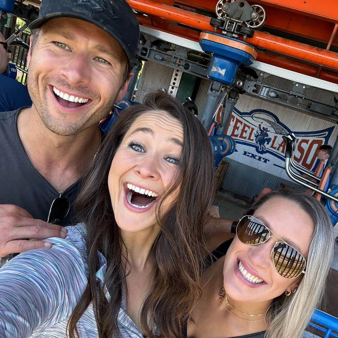 グレン・パウエルのインスタグラム：「I never feel more me than when I’m with you two. I’m truly the luckiest brother in the world. A wonderful weekend celebrating my beautiful sisters…  Happy Birthday @laurenpowellwhatton @lesliepowellmusic」
