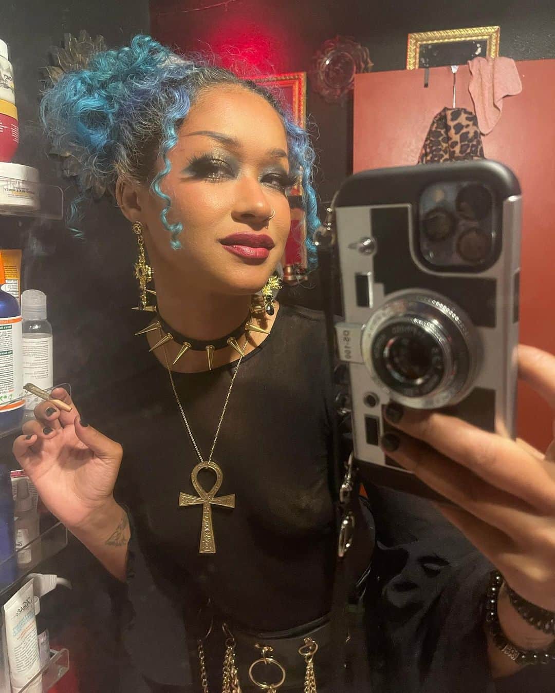 スキン・ダイアモンドのインスタグラム：「@spencerlopez2.0’s incredible (as always) make up deserves it’s own post, dontchu think?? 🖤💀🫠 #iamawomanobsessed #islandgoth #hashtag」