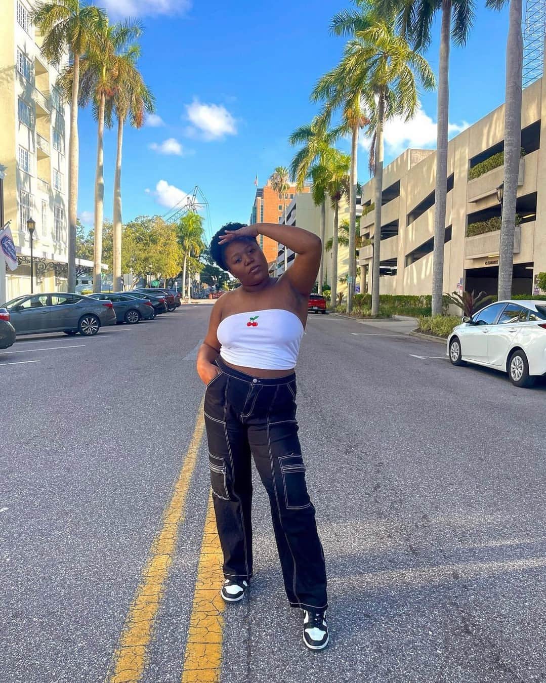 Charlotte Russeさんのインスタグラム写真 - (Charlotte RusseInstagram)「Just another Cargo Monday 🌴 @ashauntay.floyd in our Contrast Stitch Elastic Waist Straight Leg Cargo Jean 🤩  Shop in bio」6月13日 4時20分 - charlotterusse