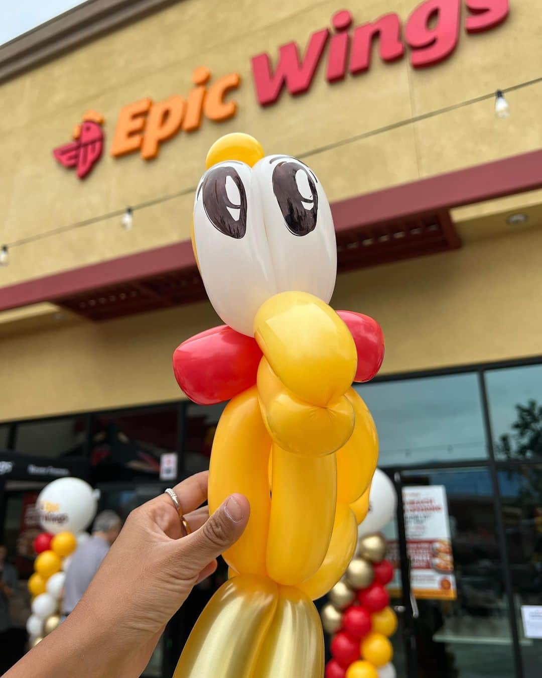 ライナ・ホワンさんのインスタグラム写真 - (ライナ・ホワンInstagram)「New chicken spot opened up in Long Beach @officialepicwings 🥰 they’ve got Carolina reaper sauce here can you handle it 😳」6月13日 4時14分 - rainaiscrazy