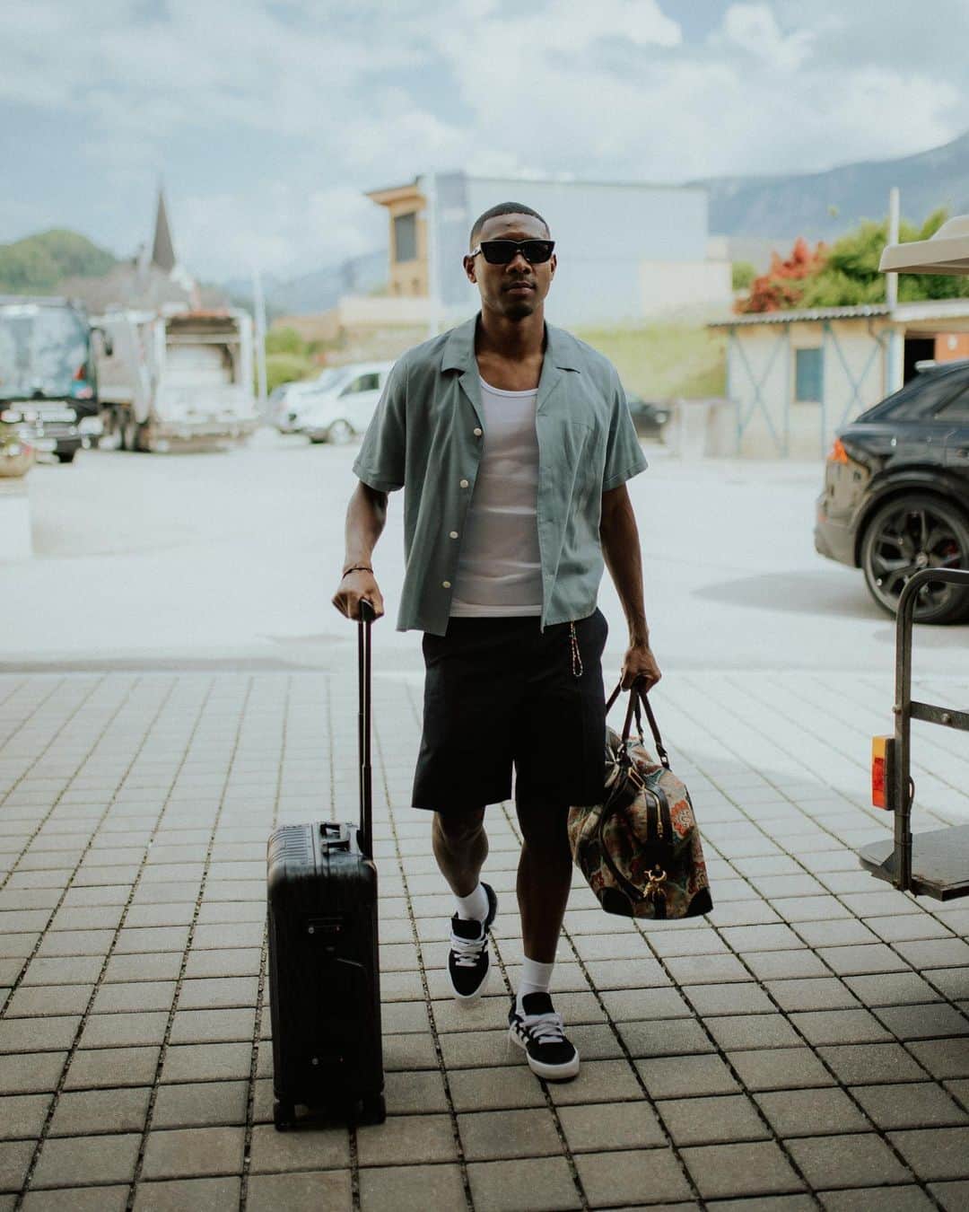 ダヴィド・アラバのインスタグラム：「Back ✌🏽🇦🇹」