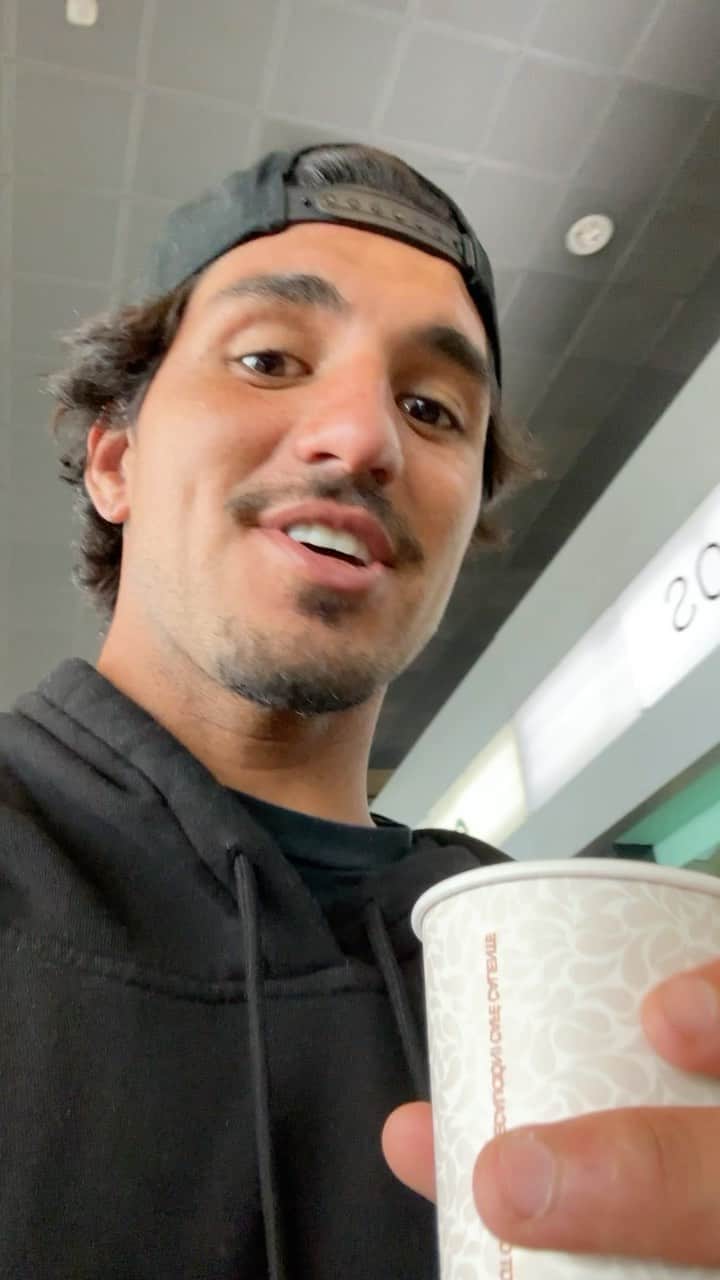 ガブリエル・メディーナのインスタグラム：「Feliz dia dos namorados 😂 🍫」