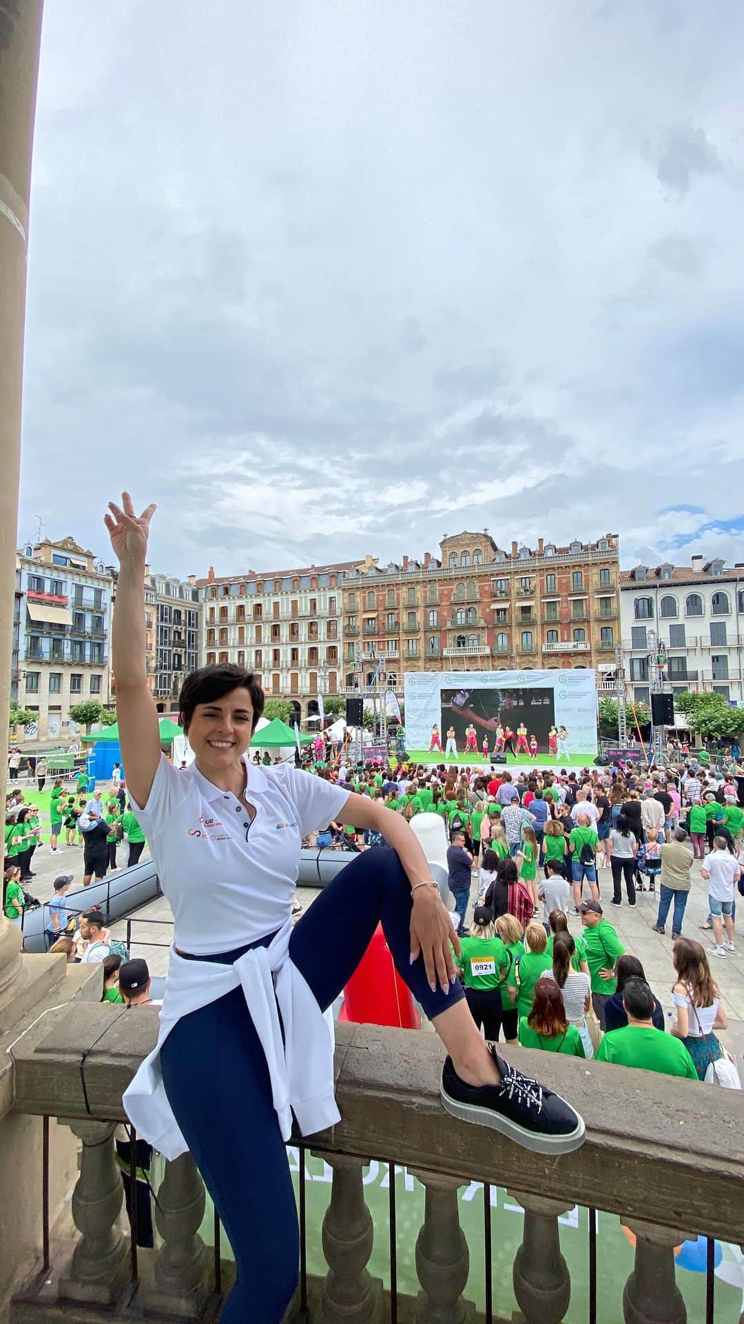 サラ・ウルタドのインスタグラム：「Un @touruniversomujer sin resaca emocional no es un @touruniversomujer 🥹💕  Generosidad, deportividad, sostenibilidad, creatividad… Mayores y pequeños, juntos, siendo agentes de cambio gracias al deporte y sus deportistas.   Qué pasada has sido Pamplona🙌🏻 Gracias, una vez más, a todos los que lo hacéis posible y a la gente de Pamplona por abrirnos sus puertas y sus corazones.   Después de este fin de semana, estamos un poquito más cerca 💪🏼😎🫂  @iberdrola  @fundaciondepjov  @deportegob  @oeoemarketing  ♥️Sois familia.   #touruniversomujer #recap #pamplona」