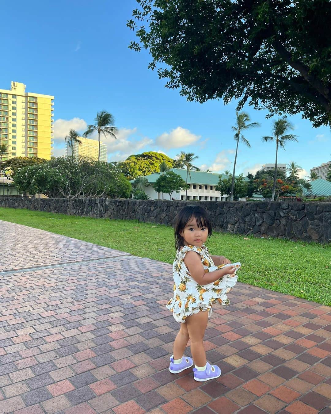 HISANAさんのインスタグラム写真 - (HISANAInstagram)「すずちゃん19months👧🏽💜 owl、thank you、poop、good girlなど英語の発語もたくさん増えてきた☺️ とくにpoopがお気に入りな様子💩笑笑  あとはKuya〜！（タガログ語でお兄さんという意味）も言えるようになったり🤭  ちっちゃい、おおきい、あちぃ（熱い）、いたい、とかの意味もわかって伝えれるようになったし、だっこ！とかあるく！とかはっきり意思を伝えてくるように🥹  そして、おいしいのベビーサインはできていたんだけど、ついにおいし〜い！とお口でも言えるようになってごはん作りがいがある🥹🫰 最近のお気に入りはわかめとうどんときのこ☺️  同じコンドに仲良しのお友達もできて、毎日楽しそうなすずちゃんです🩵  自我が芽生えて大変なことも増えてきたけど、元気に毎日にこにこすくすく成長してくれて何より🫶 ハワイでもたくさんできることが増えたよ🥰  #1歳女の子#1歳7ヶ月#ママライフ#女の子ママ#子育て#育児記録#海外移住#フィリピン移住#フィリピン#マニラ#海外子育て#海外で子育て#ハワイ旅行#子連れハワイ#子連れ海外#19months」6月13日 4時42分 - hisana22