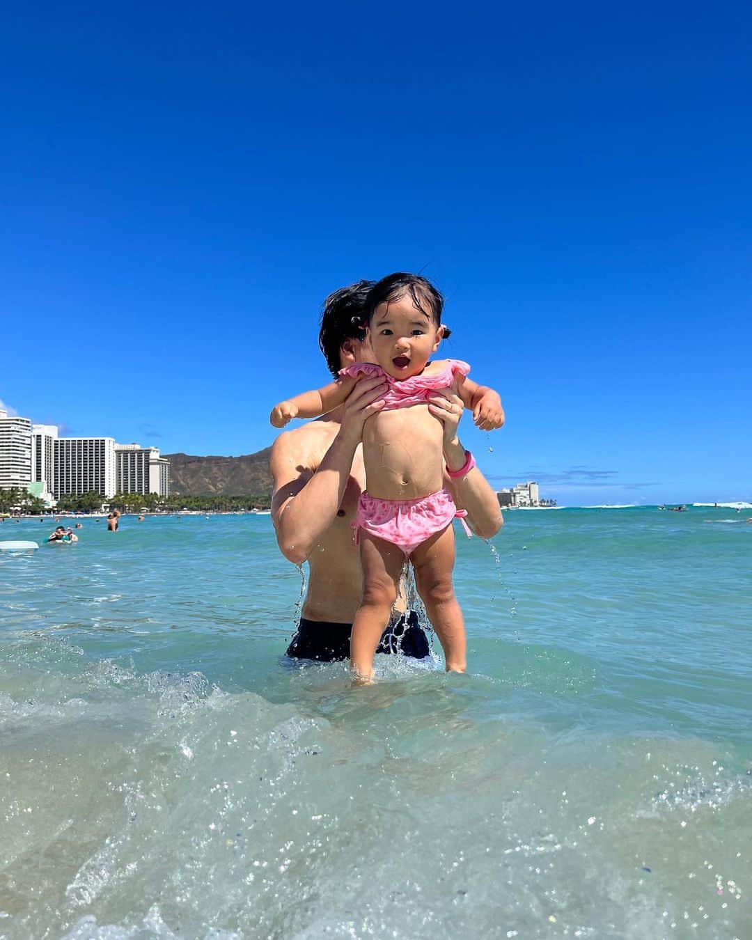のインスタグラム：「すずちゃん19months👧🏽💜 owl、thank you、poop、good girlなど英語の発語もたくさん増えてきた☺️ とくにpoopがお気に入りな様子💩笑笑  あとはKuya〜！（タガログ語でお兄さんという意味）も言えるようになったり🤭  ちっちゃい、おおきい、あちぃ（熱い）、いたい、とかの意味もわかって伝えれるようになったし、だっこ！とかあるく！とかはっきり意思を伝えてくるように🥹  そして、おいしいのベビーサインはできていたんだけど、ついにおいし〜い！とお口でも言えるようになってごはん作りがいがある🥹🫰 最近のお気に入りはわかめとうどんときのこ☺️  同じコンドに仲良しのお友達もできて、毎日楽しそうなすずちゃんです🩵  自我が芽生えて大変なことも増えてきたけど、元気に毎日にこにこすくすく成長してくれて何より🫶 ハワイでもたくさんできることが増えたよ🥰  #1歳女の子#1歳7ヶ月#ママライフ#女の子ママ#子育て#育児記録#海外移住#フィリピン移住#フィリピン#マニラ#海外子育て#海外で子育て#ハワイ旅行#子連れハワイ#子連れ海外#19months」