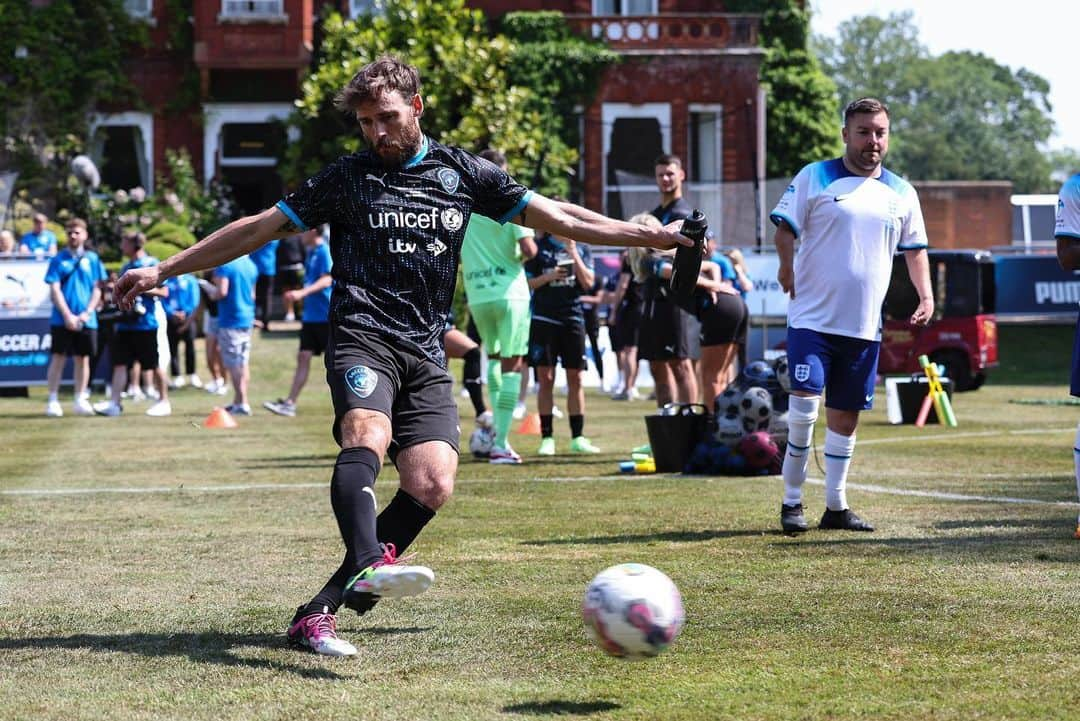 サム・クラフリンのインスタグラム：「SOCCER AID for UNICEF 2023  What an incredible experience it has been.  Four incredible days, spent with countless incredible people, playing this incredible sport, and for such an incredible cause.   A huge thank you to everyone who makes it what it is. The hundreds and hundreds of people behind the scenes, who really go above and beyond day in and day out.  It really couldn’t happen without you.   To all those people who have donated already, and to those who will continue to donate, your contribution is seen, greatly appreciated, and will help make such an impact on the lives of so many.   The money raised will help give children worldwide, who are in need, a step up in life. Help provide them with the things so many of us take for granted;  shelter, healthcare, education.  The chance to just be kids. To play, to learn, to grow, to live.   So thank you @socceraid for having me. Thank you @unicef_uk for all the work you do. And thank YOU all for your support.」