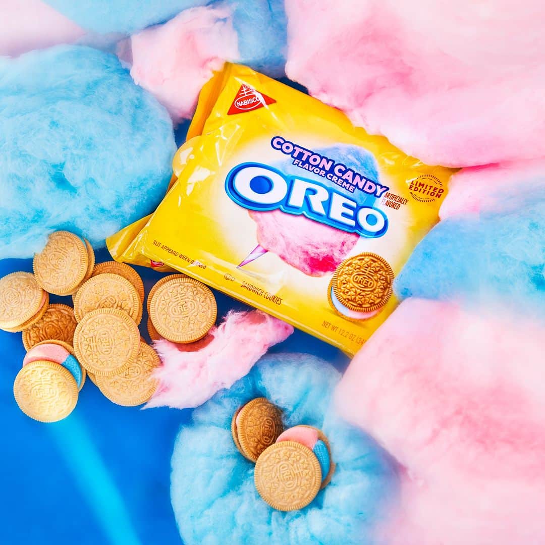 OREOさんのインスタグラム写真 - (OREOInstagram)「A carousel of our favorite carousel snack: OREO Cotton Candy 🩷🩵」6月13日 4時56分 - oreo