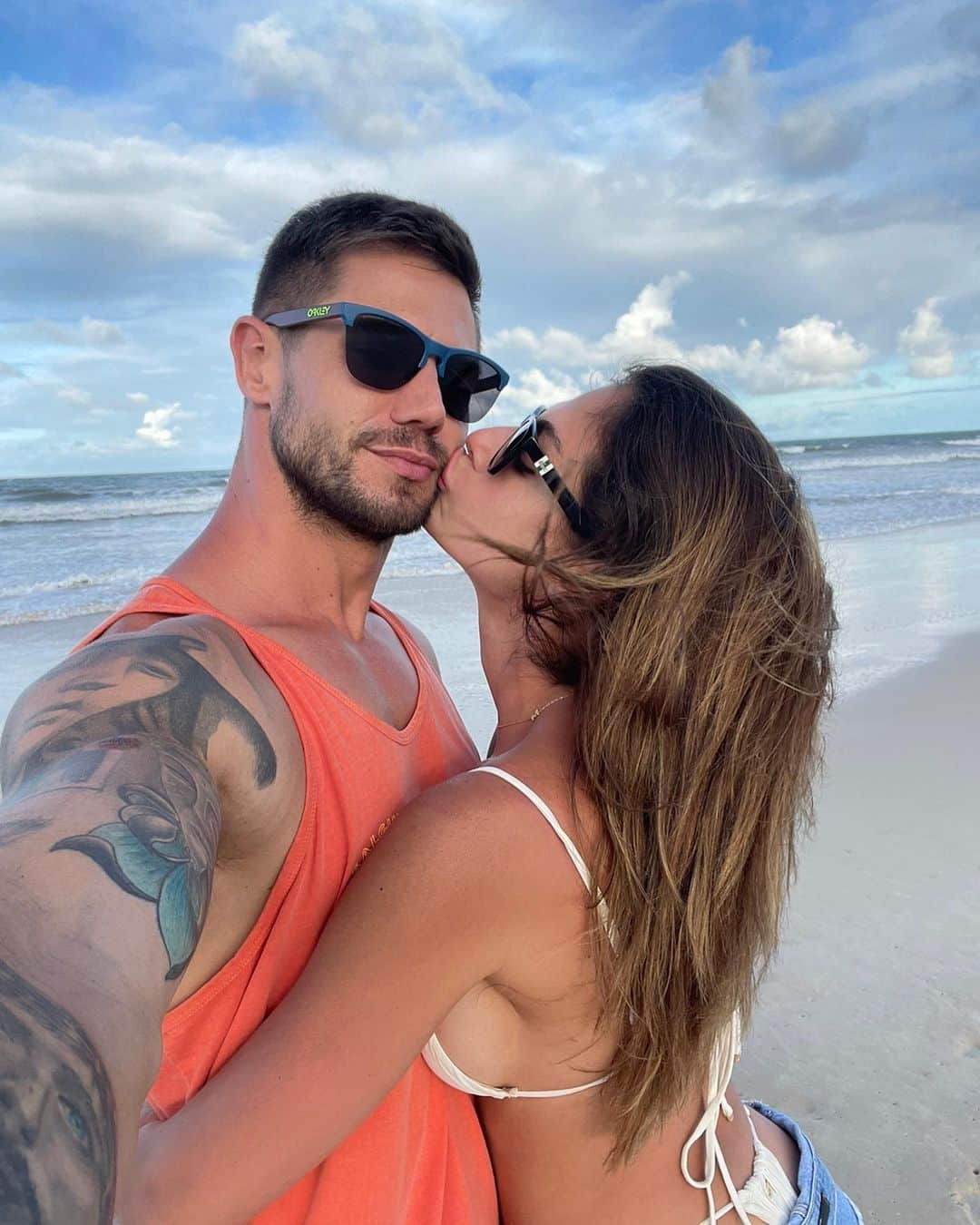 Jonas Sulzbachのインスタグラム：「12/06 Mais um dia dos namorados junto da mulher da minha vida! Essa mulher que sou completamente apaixonado e me que me faz muito, mas muitooo feliz!!! Te amo meu amor @marigonzalez 🤍」
