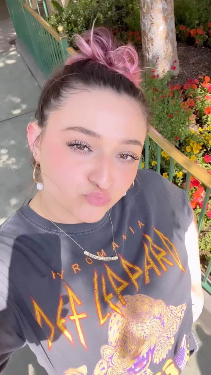 テイラー・グラブスのインスタグラム：「it really is the happiest place on earth🫶🏼」