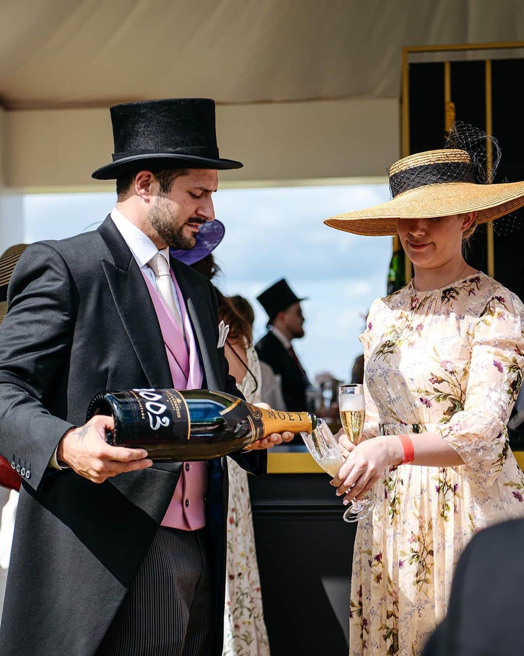 のインスタグラム：「Throwback to last week at Royal Ascot, bringing some A-game elegance and celebratory vibes.  #ToastWithMoet #RoyalAscot @ascotracecourse #MoetChandon  This material is not intended to be viewed by persons under the legal alcohol drinking age or in countries with restrictions on advertising on alcoholic beverages. ENJOY MOËT RESPONSIBLY.」