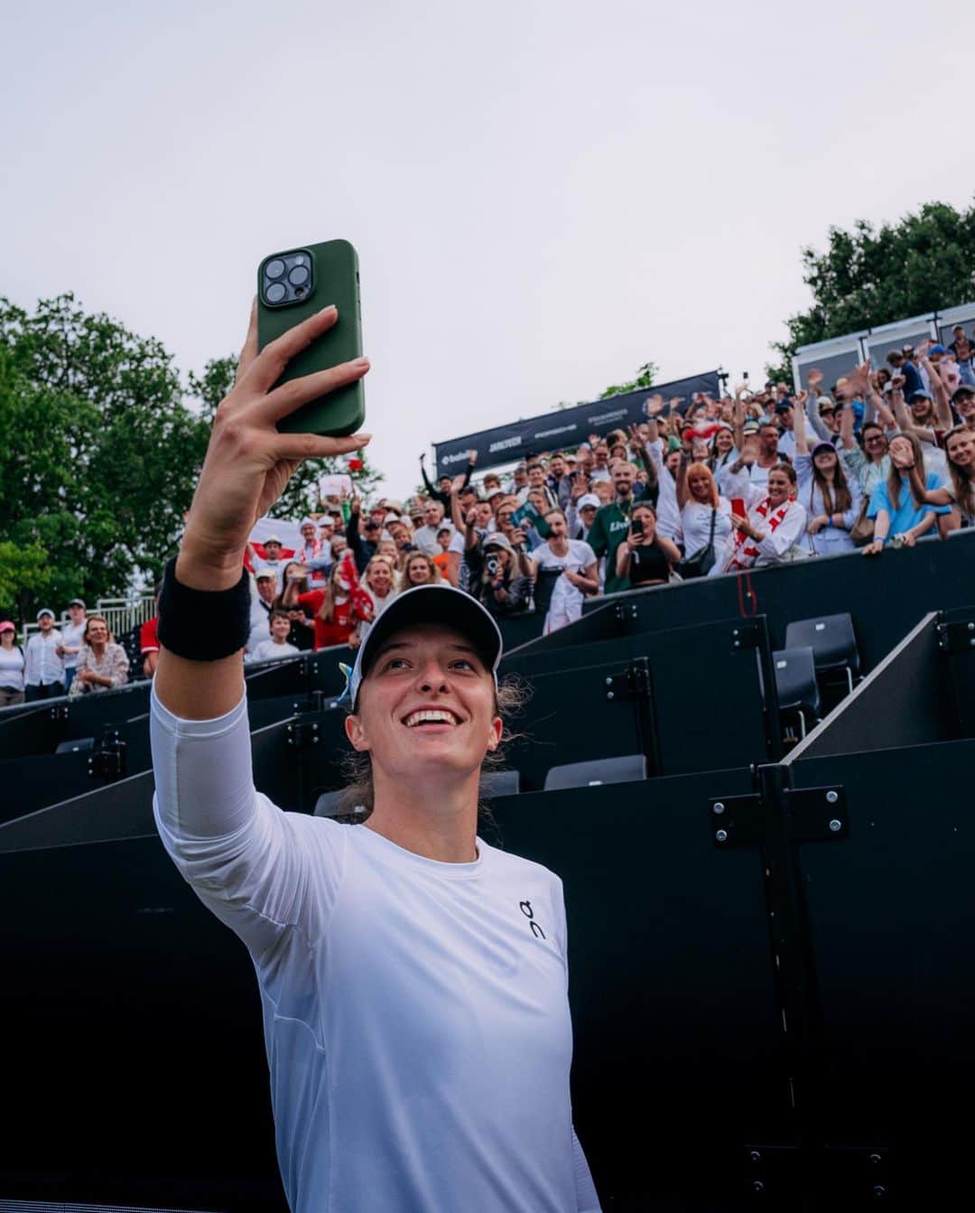 WTA（女子テニス協会）のインスタグラム：「Selfie Time in Bad Homburg! 🤳🏼   📸 teilweise aufgenommen mit Leica SL2-S & Q3   @philippreinhard @leica_camera_deutschland #badhomburgopen #BHO23 #selfie #tennis #badhomburg #LeicaCameraDE」