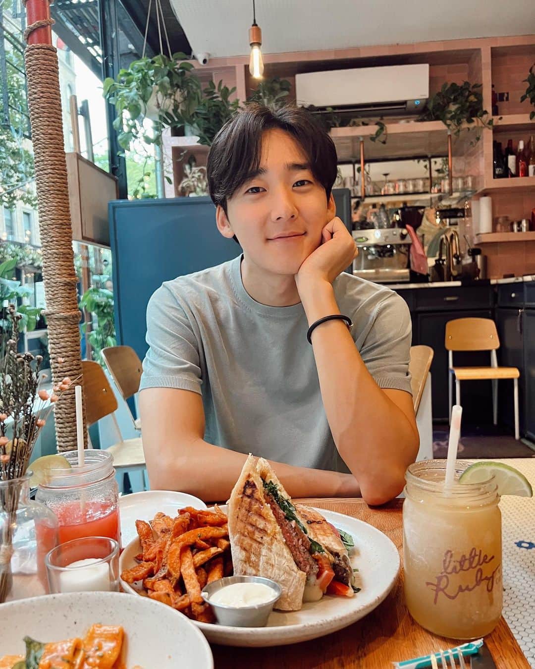 ケビン さんのインスタグラム写真 - (ケビン Instagram)「Hi🍀 how are we doing??」6月28日 0時56分 - kevinwoo_official