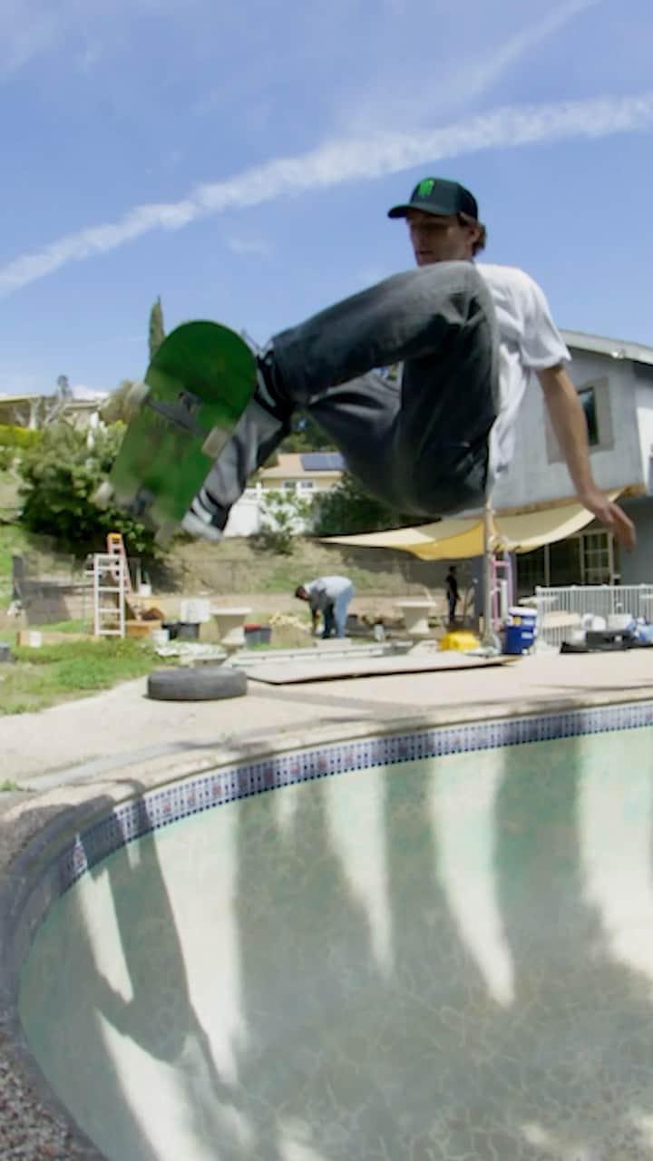 のインスタグラム：「Backyard destroyers 🤘  #MonsterEnergy #Skate #Skateboard #Skateboarding」