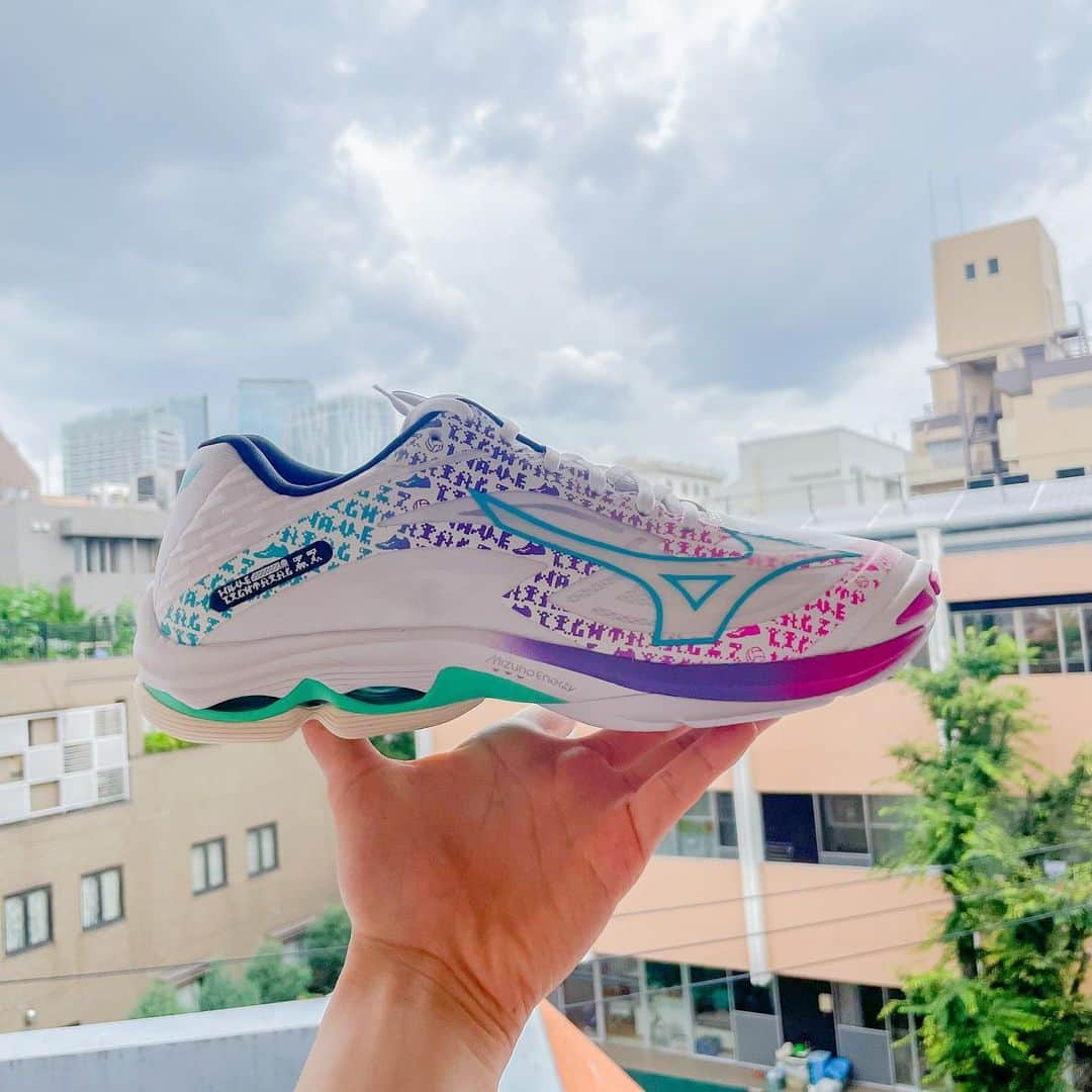 のインスタグラム：「melis Japanの島崎(しまさき)です！  昨日に引き続きウェーブライトニングシリーズの海外限定カラーをご紹介します！ こちらのシューズは左右で色が違ってとてもオシャレです！  ミズノ ウエーブ ライトニング Z7 ホワイト マルチカラー 2023 https://neckar.jp/fs/melis/MV1GA2200-53  #melisofficial #mehrlicht #海外限定 #日本未入荷 #melis #melisjapan #ハンドボール #handball #ハンドボールシューズ #handballshoes #squash #スカッシュ #volleyball #バレーボール  #バレーボールシューズ #mizuno #ミズノ」