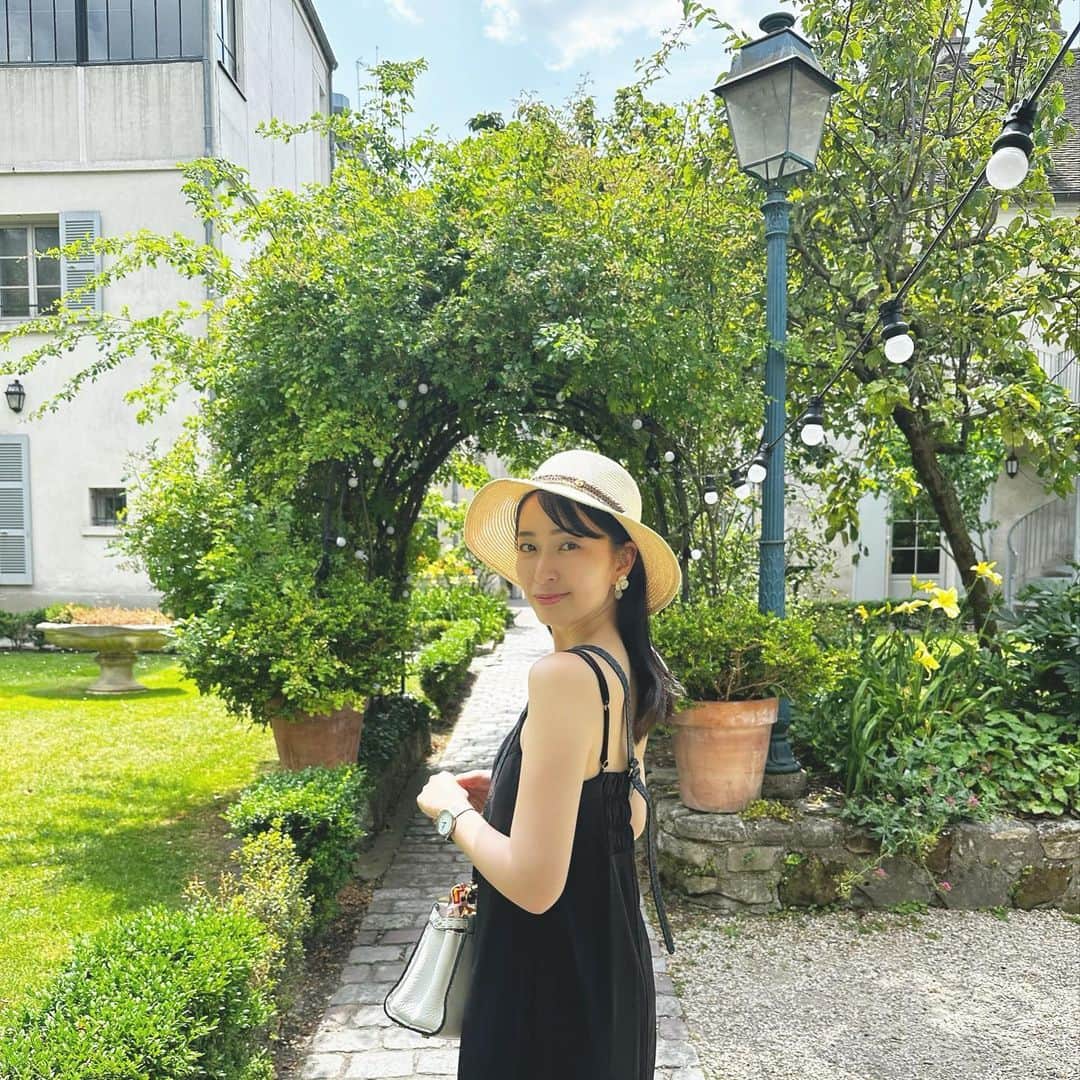岩間恵のインスタグラム：「モンマルトル美術館👒 ルノワールの庭園もスザンヌのアトリエも 見応えたっぷりでした🌱  庭のカフェ☕️もおすすめ✨  👗 @chenon_official  👡 @emmi.jp   @explorefrance #explorefrance #モンマルトル美術館 #モンマルトルの丘 #パリ散歩」