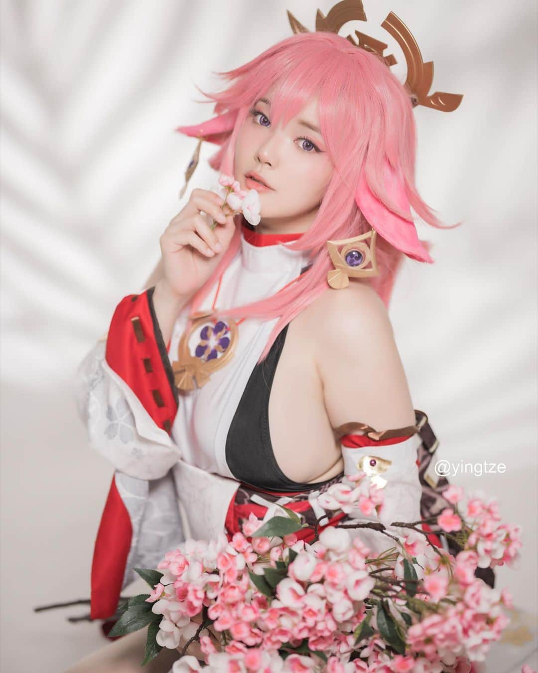 のインスタグラム：「It’s #YaeMiko Day 🌸  📸 @prestonles.ig  Studio @peoplegraphy   #genshinimpact #genshinimpactcosplay #yaemikocosplay」