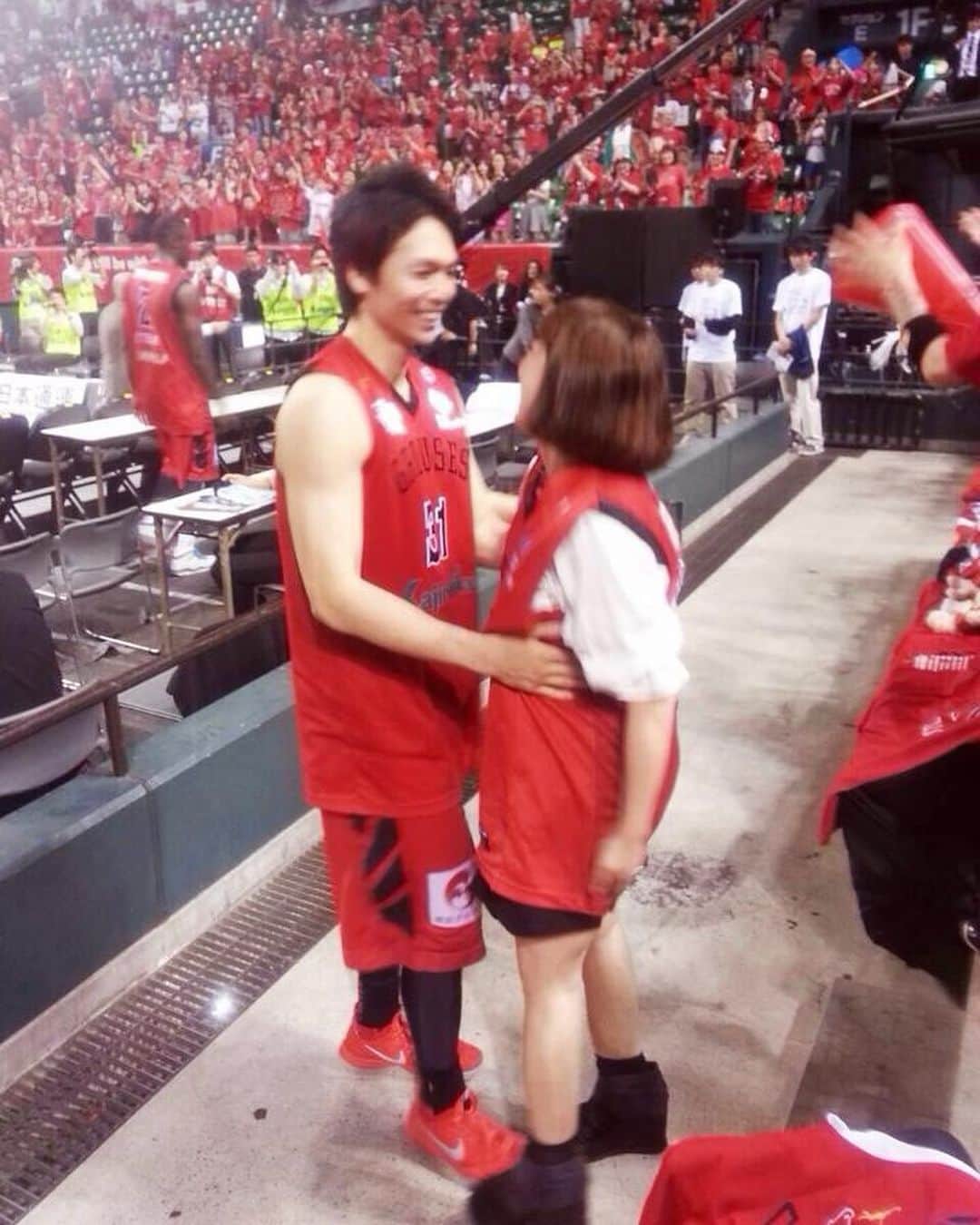 長尾麻由のインスタグラム：「昨日、城宝匡史の引退リリースが出ました。 今までバスケットを通じてたくさんの方々に支えてもらい本当に本当にお世話になりました。 選手として18年間、バスケットを始めた小学生の頃からを数えると29年の間、彼はバスケットボールをプレーしてきました。 その中でも私が見てきたのはたった14年だけでしたが、本当にバスケが大好きでいつもバスケの事で頭がいっぱいでした。 オフに行った最初の海外旅行でジムでトレーニングする時間が欲しいと言われ、せっかく色々計画してスケジュール詰め込んでたのにそこで少しケンカになり、その次の海外旅行からは必ずトレーニングが出来る時間をスケジュールに組込み、海外でバスケの試合を観る！というのもスケジュールに入れて、旅行をしてました。旅行すらもバスケありきな旅でした。今となっては懐かしい思い出です。 私が彼の一番尊敬する所はポジティブさです。選手の奥様とかに「旦那さんが試合で落ち込んだ時や機嫌の悪い時はどう接してますか？」と度々聞かれる事がよくありました。でも、試合で負けても、その感情を私にぶつける事や機嫌が悪いまま家に帰ってくる事は一度もはなく、笑いながら「あのプレーのあそこは、あぁすれば良かったー！いけると思ってあのプレーしたんだもん！」などと言ってすぐ試合を見直して、「次はこうしよう！」と言ってすぐ切り替えます。とにかくメンタルが強過ぎて尊敬してます。 それと周りからよく言われるのが「アスリートの奥様ってご飯とか大変でしょ？」と言われます。彼は現役を長く続けられるように30歳から食事管理をするようになりました。私は始めはアスリートの食事はよくわからなかったのですが、彼がよく勉強していて希望通りに作ってただけで、食事を作るという事に関しては全然大変ではありませんでした。でも、彼が食事制限を始めた時に、鶏肉の剥がした皮の部分や、彼の分のデザートや残した脂質や糖質の部分をもったいないからと私が全部食べていっきに私が10キロ太った時には「わぁ！大変！」と思いました。笑 大変と言えば、とにかく引越しが多すぎました。結婚して富山→新潟→福岡→富山→愛媛→東京の移動でした。引越しの度にそれぞれの土地を知って、たくさんの出会いがあり、お友達、チーム関係者、スポンサーさん、応援してくださる方々、プライベートで出会ったお友達と大切な人達が増えていく事は私達家族にとってとても幸せな事でした。 そんな方々に今回の引退で家族の私までたくさんのメッセージを頂きました。もう感謝しきれないほど感謝しています。 皆様、本当にありがとうございました。  あ、一番大事な事を忘れてました。 まだ、引退の現実味がなくて何気なく過ごして来たので、本人に直接お疲れ様を言ってませんでした！  長年の選手生活、お疲れ様でした。」
