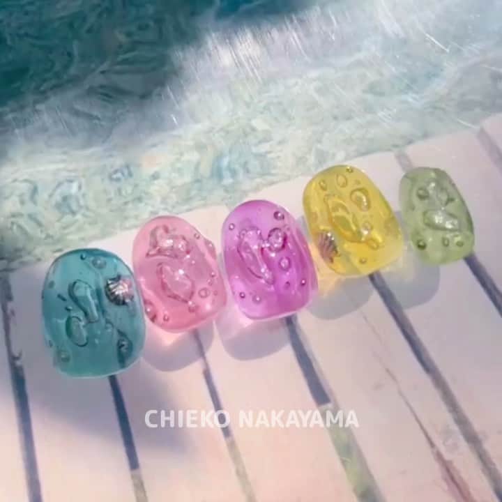 なかやまちえこのインスタグラム：「🫧🫧🫧⠀ ⠀ #youtube に解説動画あります！⠀  もう失敗しない！簡単な『バブルネイル』制作方法 https://youtu.be/Vyekpu6vH18 ⠀ @aby_sharenail @pregel.jp @kimacat_betty ⠀ #nail #nails #nailart #ネイル #美甲 #ネイルアート  #japanesenailart #manucure #japanesenails #manicurist #gelnails #أظافر #네일아트 #미용  #เพ้นท์เล็บ #artedeuñas #เพ้นท์เล็บเจล #ジェルネイルデザイン #ネイルデザイン #nagelkunst #バブルネイル #泡ネイル #bubblenails #サマーネイル #summernails #夏ネイル」