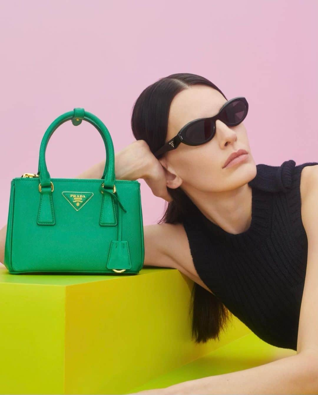 アマンダ・マーフィーのインスタグラム：「🌈🌱 @Prada #PradaGalleria Campaign   Artwork: Alex Da Corte  Creative Direction: @ferdinandoverderi  Executive Producers: @holly_gore + @laikaforbennies  Photography: @mark_peckmezian  DP: @alexanderdynan  Production Design: @maryhoward_setdesign Stylist: Niccolo Torelli for Olivier Rizzo Hair Stylist: @jimmypaulhair Make Up Artist: @frankieboyd Nails: @jinsoonchoi」