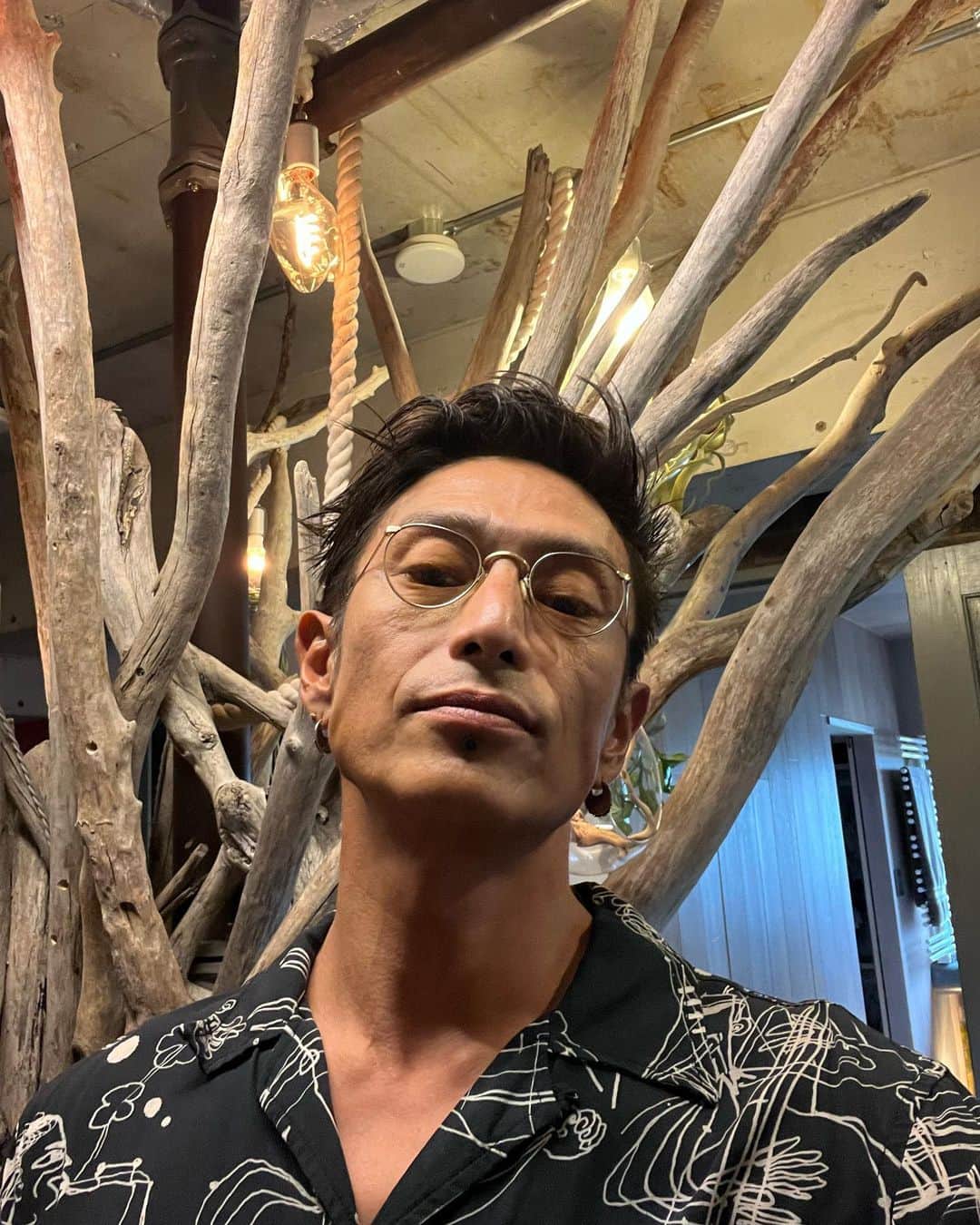 伊勢谷友介のインスタグラム：「今日は髪の毛をクシャクシャにセットしてお打ち合わせにまいりましたとさ！ そして、とっても良い打ち合わせでした⭕️ 最近は、具体的なアクションアイデアがポコポコ出てきます。 楽しい、楽しみ！！！ #todayshair  #todayshairstyle」