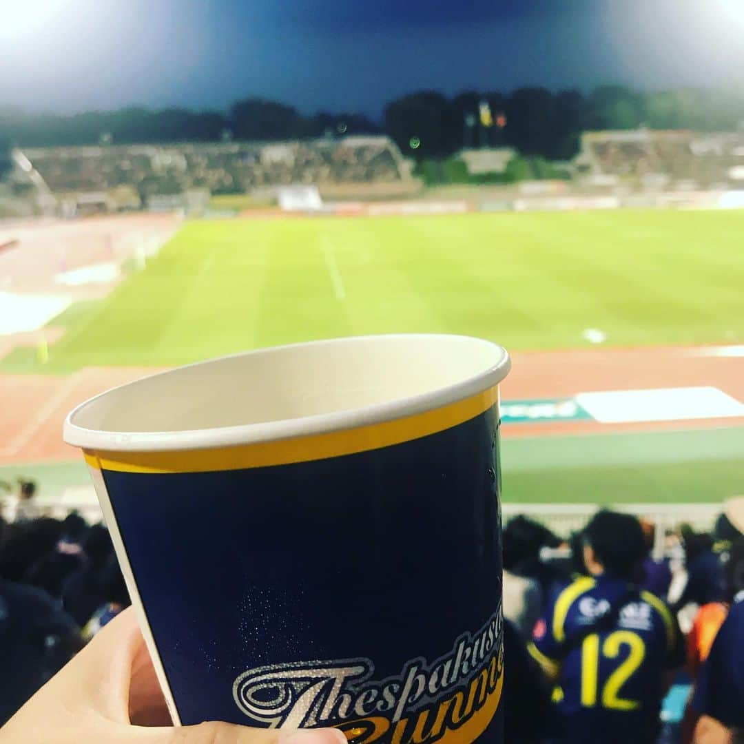 三隅有里子さんのインスタグラム写真 - (三隅有里子Instagram)「* 今シーズン初めての観戦でした⚽️ 25日のホーム戦。vs清水エスパルス。試合は1-1のドローで、6試合ぶりの白星はなりませんでしたが、スタジアムがとてもいい雰囲気で。 試合終盤、ザスパのピンチの場面で、大槻監督が、サポーターに向かって「もっと盛り上げて！」というようなジェスチャーをしていて。ピンチを凌ぐと、サポーターに向けて「ありがとう」というような仕草もされていて。サポーターも共に戦いましょう！というチームの気持ちが伝わってきました。 さてこの日の観戦も、ザスパのゲストコーナーを担当している後輩ディレクターと☺️（彼女の熱意でお届けしているコーナーです）私もインタビューを担当しているおかげで、知っている選手が増えてきて、ますます観戦が楽しくなってきました！いまだに勝ちゲームを見られていませんがまた行きます⚽️  #ザスパクサツ群馬 #ザスパ #サッカー #soccer #⚽️ #ニュース #ニュースeye8 #群馬 #gunma  #群馬テレビ #群テレ #gtv #アナウンサー #局アナ #局アナの仕事 #地方局で働くということ」6月27日 23時50分 - misumi_gtv