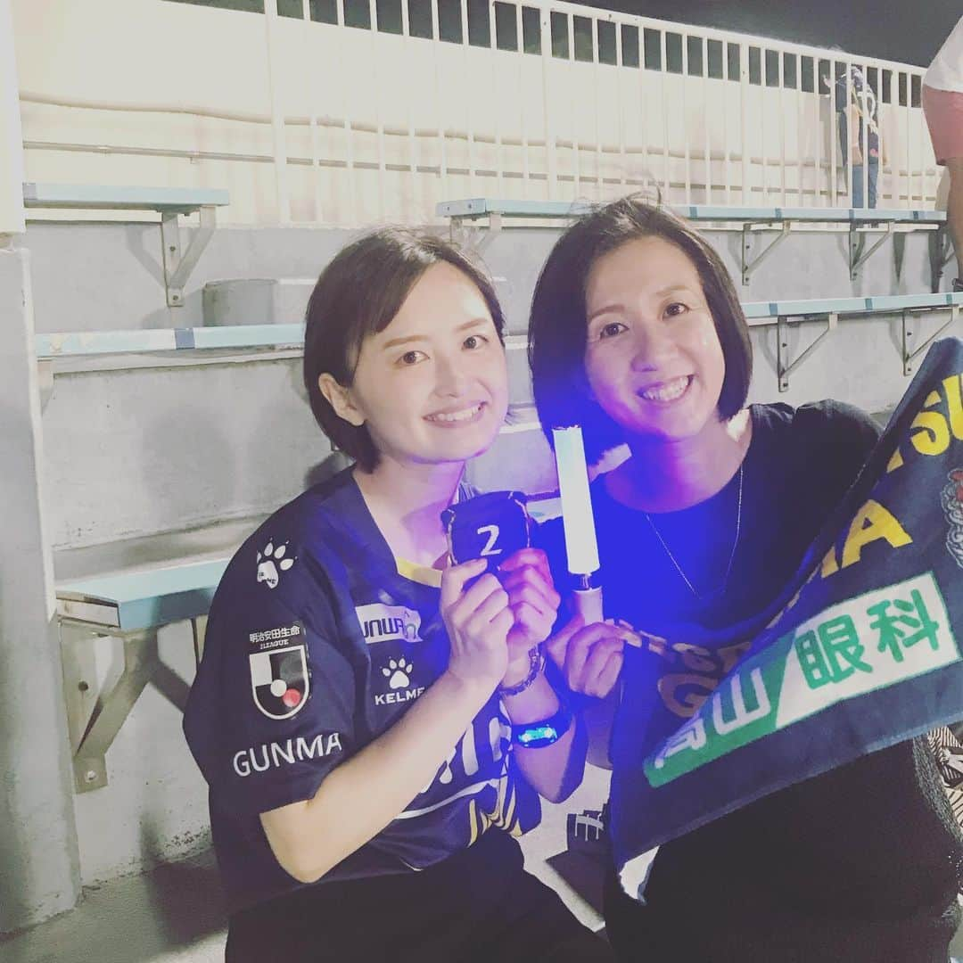 三隅有里子さんのインスタグラム写真 - (三隅有里子Instagram)「* 今シーズン初めての観戦でした⚽️ 25日のホーム戦。vs清水エスパルス。試合は1-1のドローで、6試合ぶりの白星はなりませんでしたが、スタジアムがとてもいい雰囲気で。 試合終盤、ザスパのピンチの場面で、大槻監督が、サポーターに向かって「もっと盛り上げて！」というようなジェスチャーをしていて。ピンチを凌ぐと、サポーターに向けて「ありがとう」というような仕草もされていて。サポーターも共に戦いましょう！というチームの気持ちが伝わってきました。 さてこの日の観戦も、ザスパのゲストコーナーを担当している後輩ディレクターと☺️（彼女の熱意でお届けしているコーナーです）私もインタビューを担当しているおかげで、知っている選手が増えてきて、ますます観戦が楽しくなってきました！いまだに勝ちゲームを見られていませんがまた行きます⚽️  #ザスパクサツ群馬 #ザスパ #サッカー #soccer #⚽️ #ニュース #ニュースeye8 #群馬 #gunma  #群馬テレビ #群テレ #gtv #アナウンサー #局アナ #局アナの仕事 #地方局で働くということ」6月27日 23時50分 - misumi_gtv