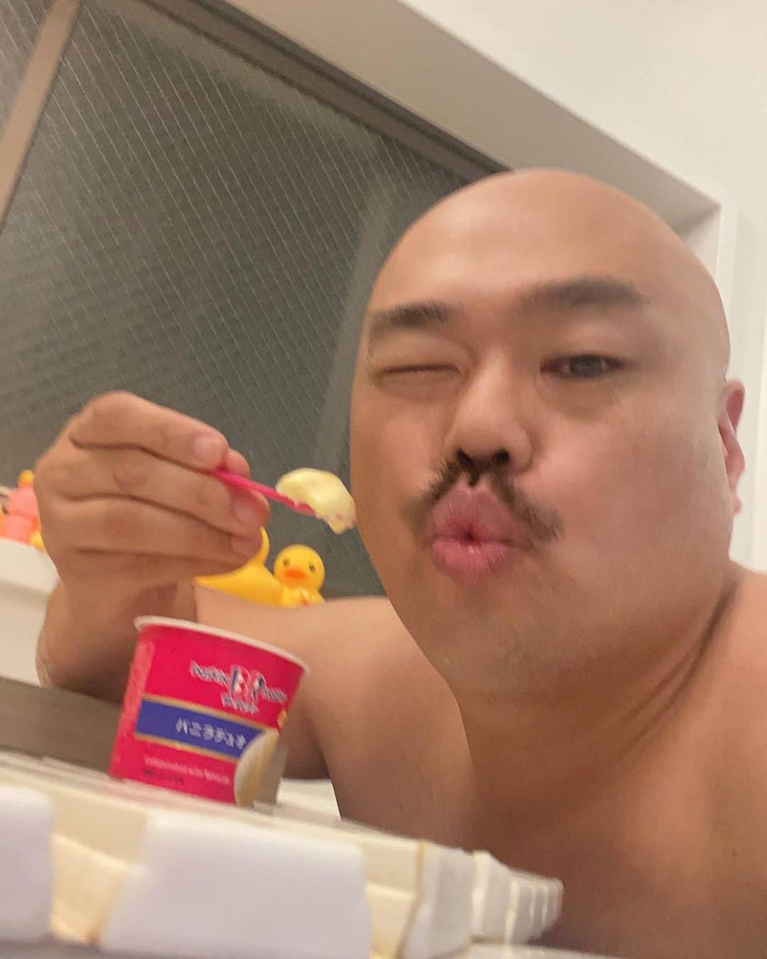 クロちゃんのインスタグラム：「夜ご飯  31アイス  ちゃぷりながら、いただいてまーすだしん！」