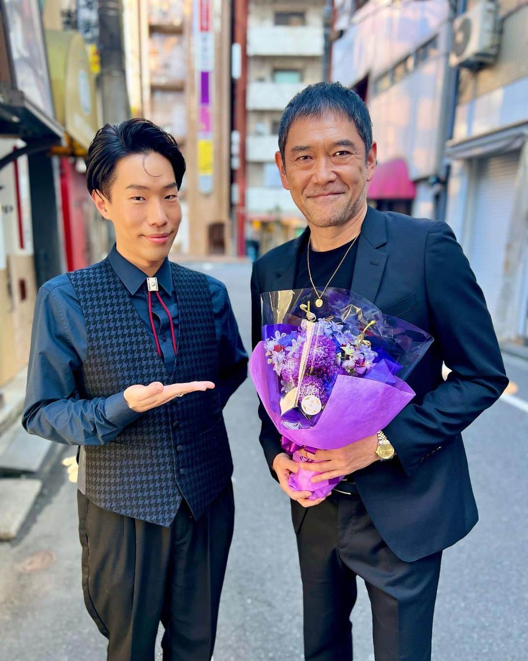 坂口涼太郎さんのインスタグラム写真 - (坂口涼太郎Instagram)「🥂🍾💐 晃司さんありがとう。 #杉本哲太 さんと現場でお会いできて嬉しかった。 あの時、永田町の方々が歌舞伎町や全国の夜の街に強いた要請は、私は偏見に満ちた差別だったのではないかと今でも思います。 だからナッシーとしてあの台詞を言えて光栄でした。 今夜も感謝でよいしょ🍾  #ホスト相続しちゃいました @kadora_11   🌃 #涼短歌」6月27日 23時44分 - ryotarosakaguchi