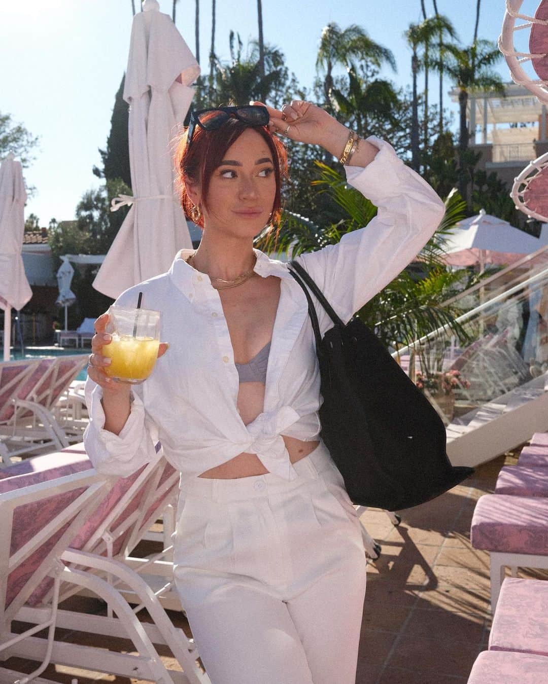 アリーシャ・マリーのインスタグラム：「mom, i am a rich man 💅🏼  just thinking of all the captions that don’t hit if people don’t understand *igs competitor* viral audios lmfaooo what are your summer plans??」