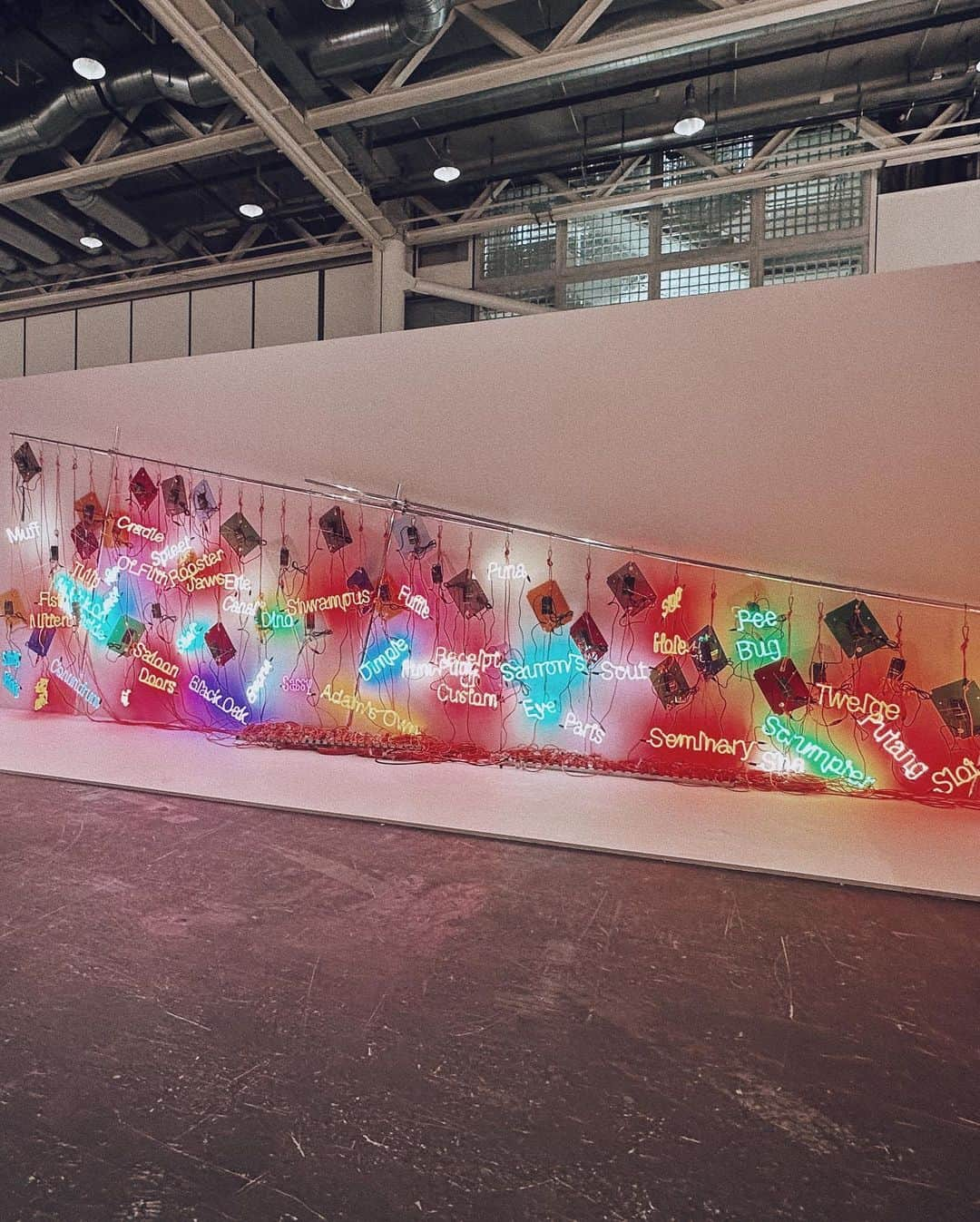 三浦大地さんのインスタグラム写真 - (三浦大地Instagram)「Art Basel 2023 @artbasel   人生で来ることがあるとは思っていなかった世界最高峰のArtの祭典Art Basel。  とにかく会場も作品も規模が桁外れ。  かなりタイトな時間の中回ったから全部回れなかったけど最高に楽しかった。  アートって概念そのもの。  言葉で説明できないことを形にしたり、しなかったりする。  俺はそんな世界に巡り会えたことが幸せである。  #art #artbasel #basel #switzerland」6月27日 23時44分 - daichi_1127