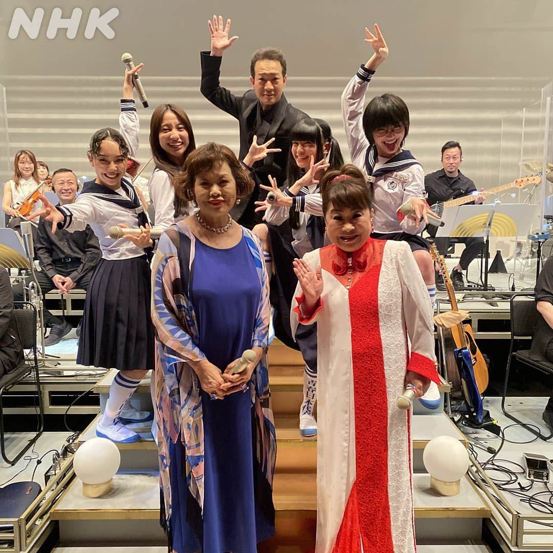 新しい学校のリーダーズのインスタグラム：「✨ NHK #うたコン 豪華出演者様と共に煌びやかな夜をお届けしました。  本番直前に上沼恵美子さん、天童よしみさん、 田原俊彦さんと、記念撮影させて頂きました！  NHK大阪ホールにて、 music concertoの皆さんの生演奏で "オトナブルー"披露させて頂きました🎺🎼 ありがとうございました！」