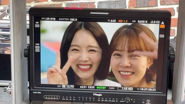 シン・ゴウンのインスタグラム：「얼마전에 지나가던 어머님이 친구분께 저를 보시면서 말씀하셨다 “요즘 겨울이가 정신이 이상해 ”라고.... 어머님 그래도 매일 본방사수 한다고 하셨다 ㅋㅋ 감사합니다 💕   #세린이는폭주중 #세쪽이」