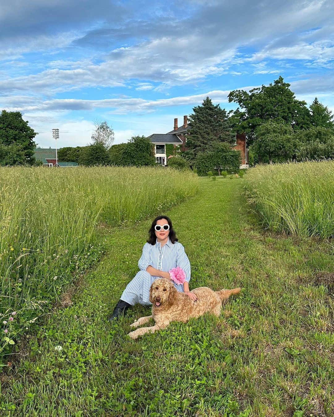 ジェニファー・ティリーさんのインスタグラム写真 - (ジェニファー・ティリーInstagram)「In the grass. 🌱 Guest starring Ruby, the dog. Pics by @probinsonart」6月27日 23時45分 - jennifertilly