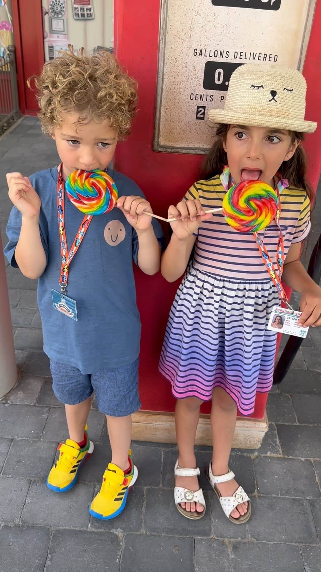 クーシュ・ジャンボのインスタグラム：「They didn’t speak to us for about 10 minutes. They went sugar-deaf. 😂   @paultonspark  #peppapigworld 🌞 🍭 🌈 💕」